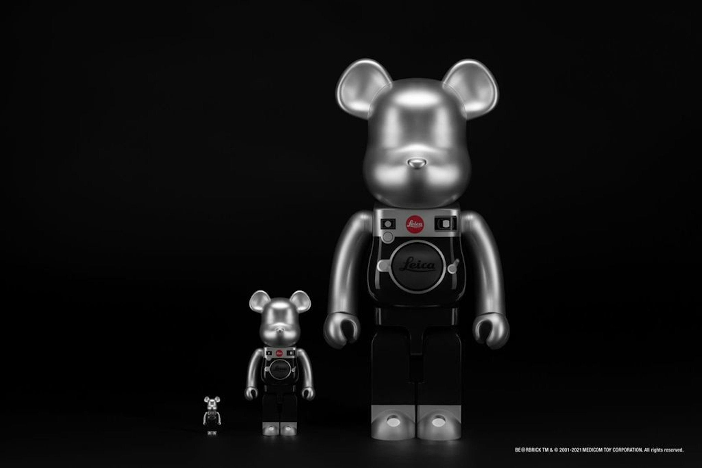 照片中提到了Leica)、BEORBRICK TM &O 2001-2021 MEDICOM TOY CORPORATION. Al rights reserved.，跟徠卡測量系統有關，包含了機器人、靜物攝影、黑與白、汽車設計、機器人