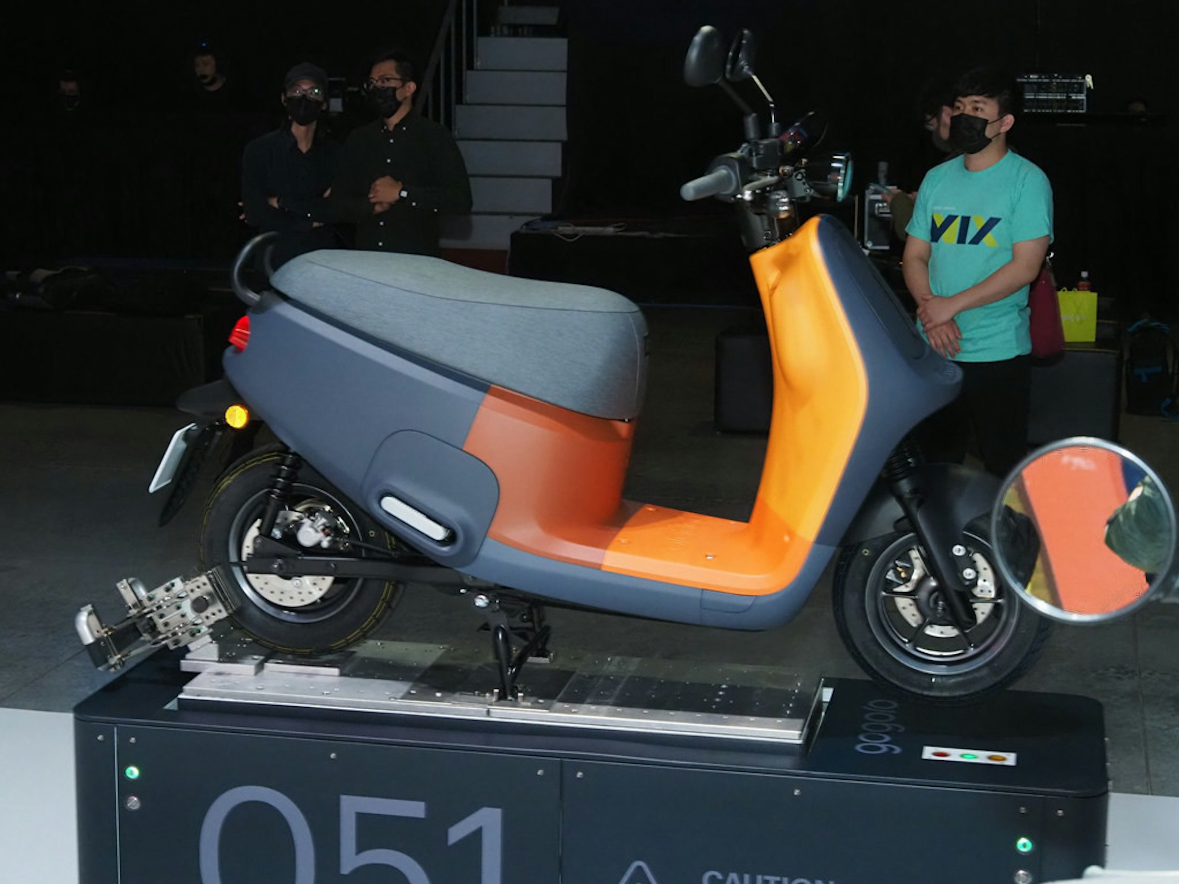 照片中提到了VIA、051、CAUTI o，包含了摩托車、車展、摩托車配件、摩托車、摩托車