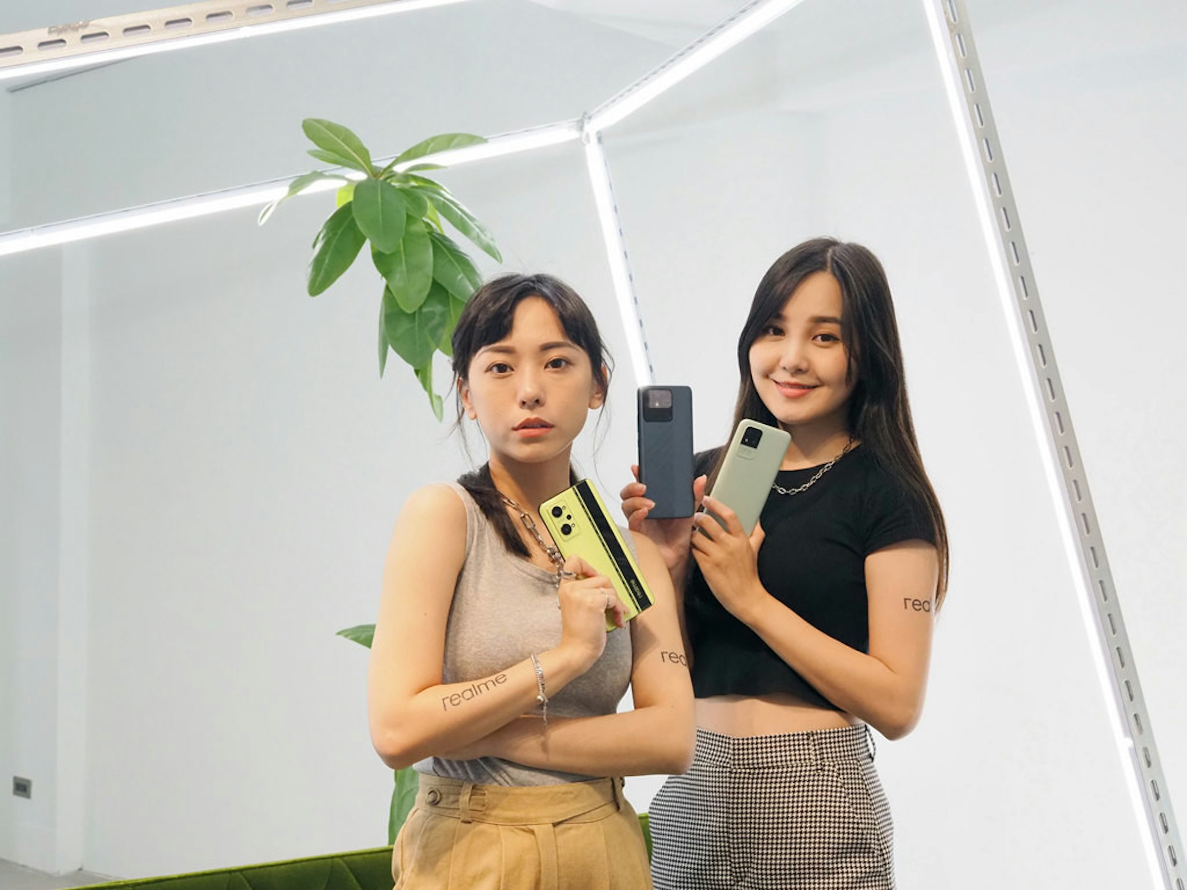 照片中提到了red、re、realme，包含了美女、時尚、美人、健康