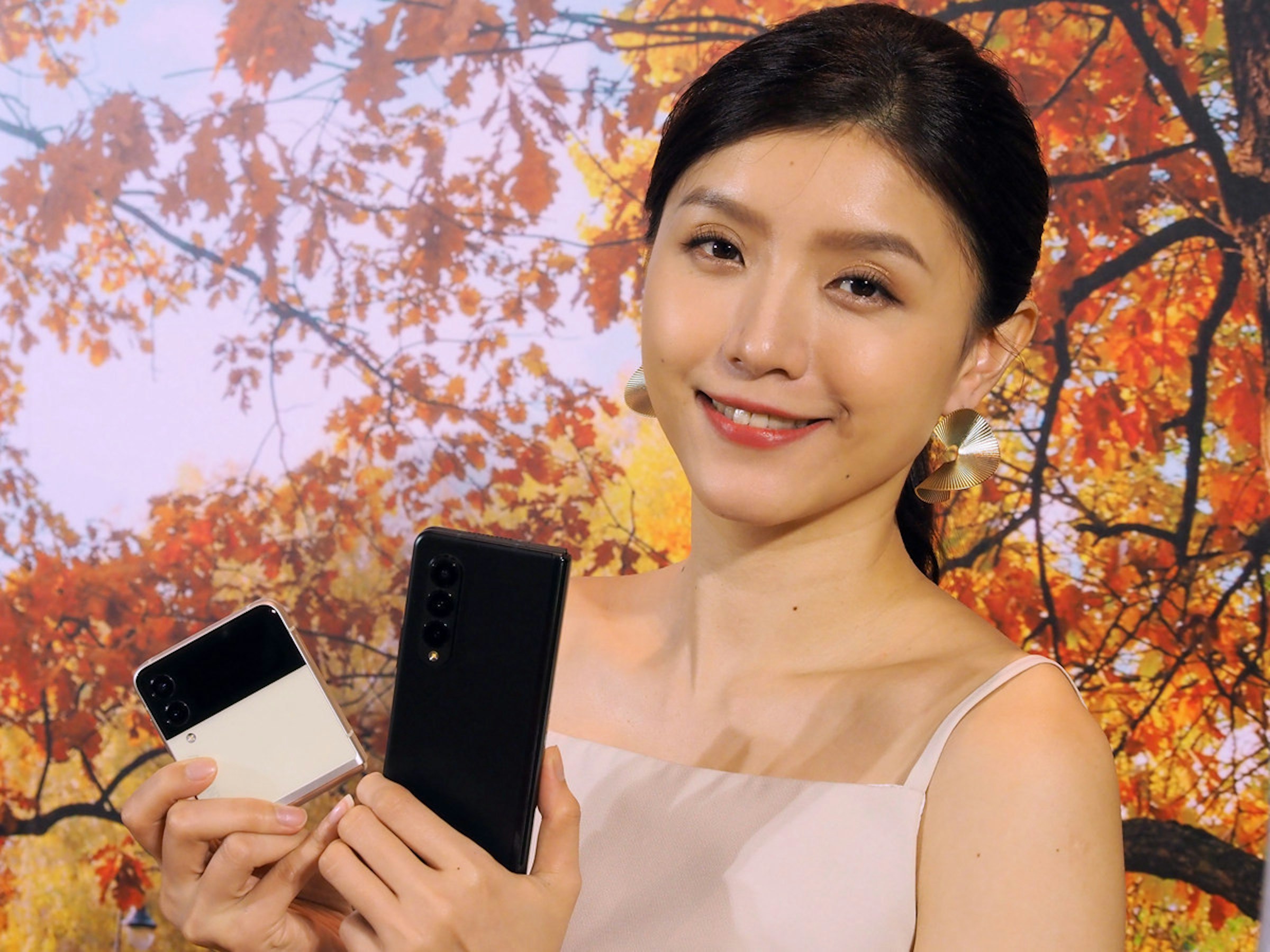 照片中包含了美女、黑髮、花、頭髮、美人