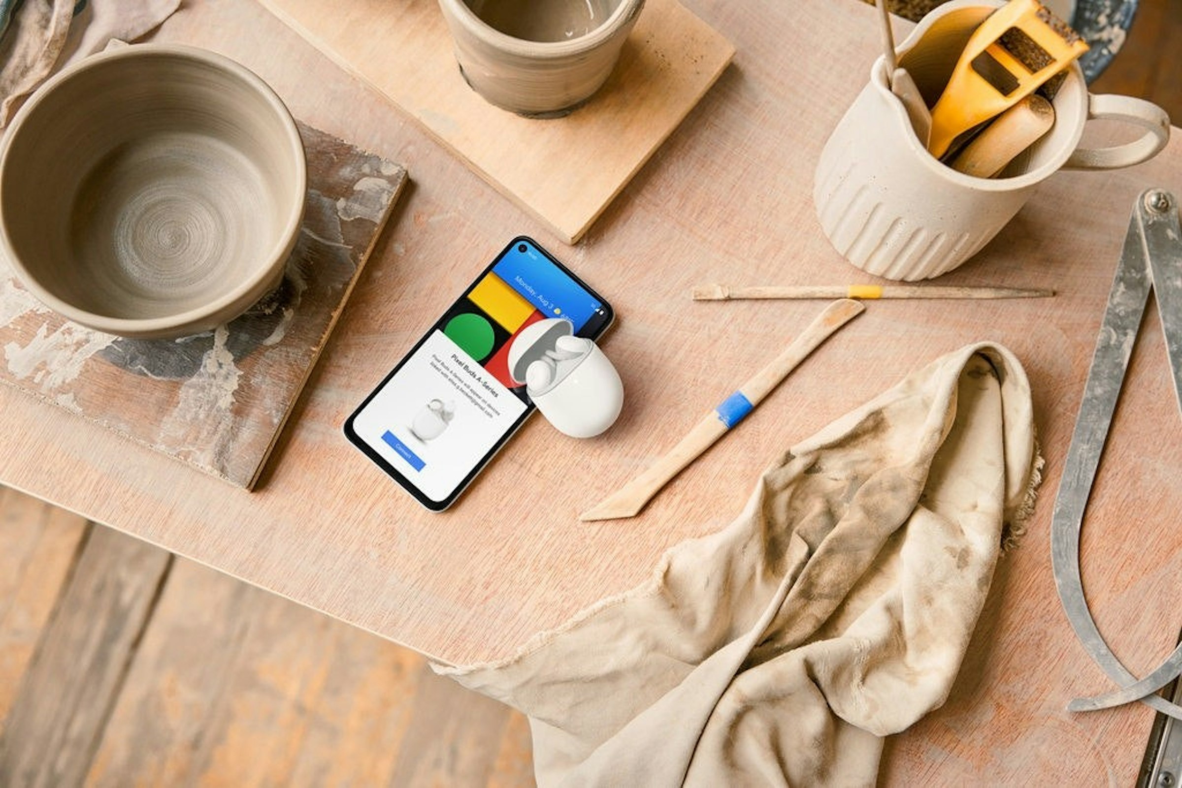 照片中提到了Monday. Aug 3、Plael Buds Aris，包含了Google Pixel Buds A 系列、像素5、Google Pixel Buds A 系列、Google Pixel USB-C 耳塞、Google Pixel Buds (2020)