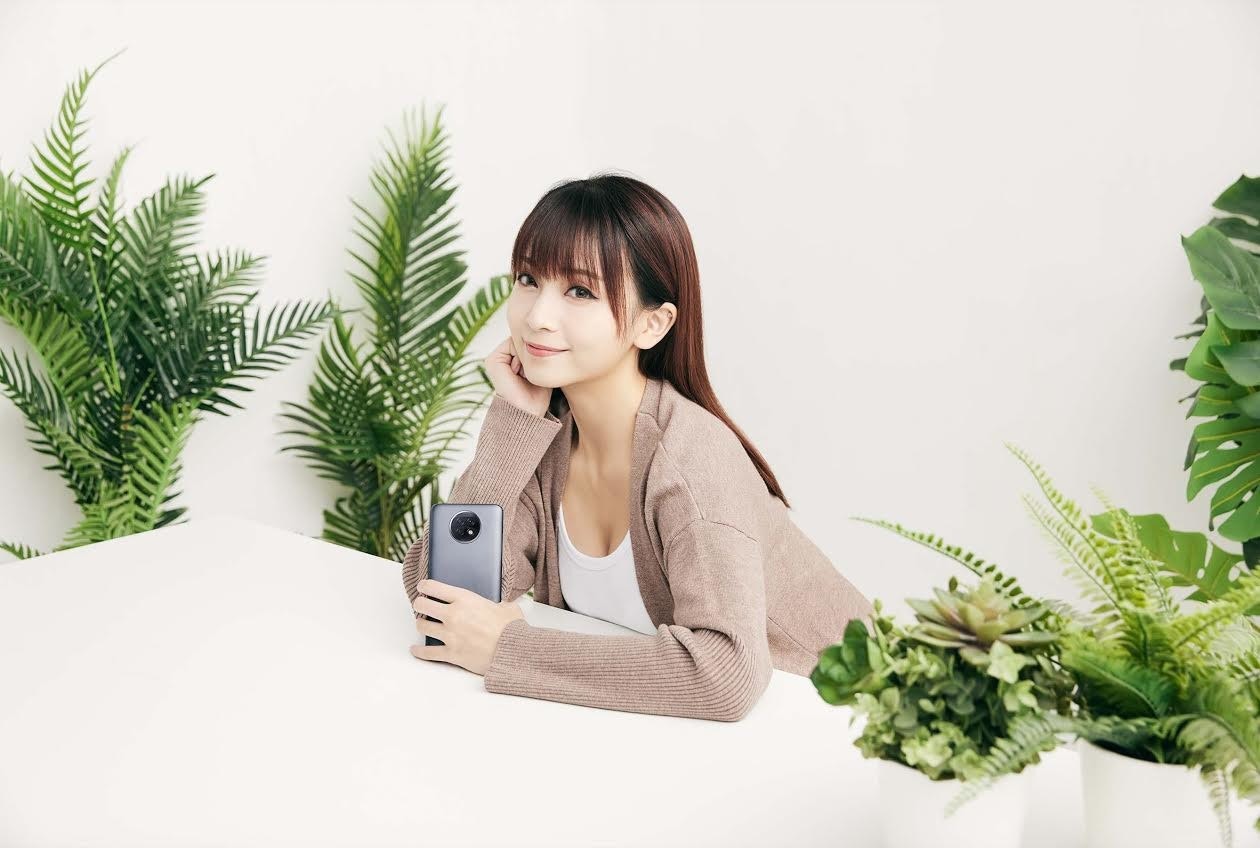 照片中包含了花藝設計、Redmi注意事項9、紅米手機注8、5G、Redmi Note 9 5G