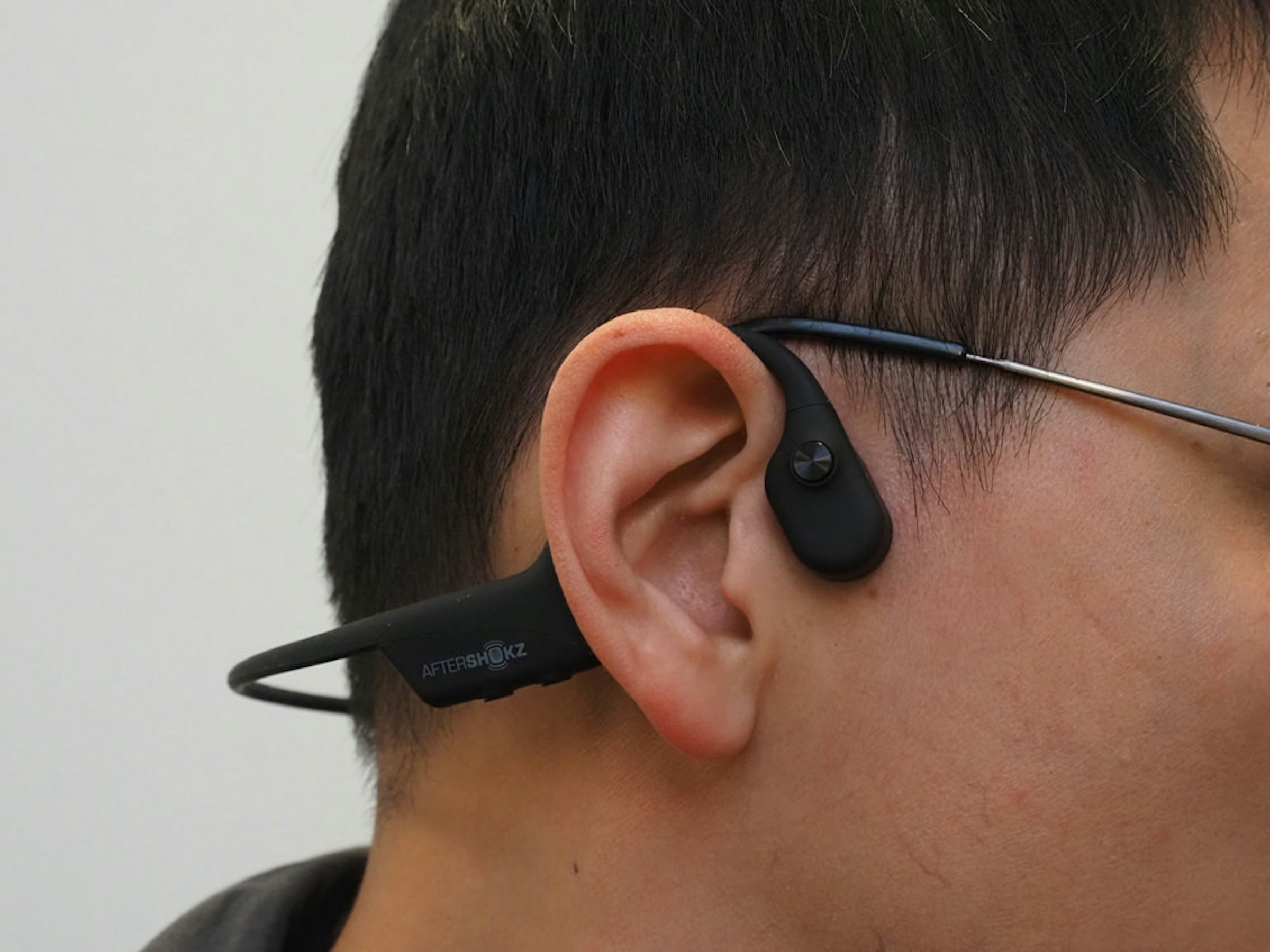 具開放聽感與數位收音降噪的長時間語音通話耳機 Aftershokz Opencomm 骨傳導耳機動手玩 視訊會議 161307 Cool3c