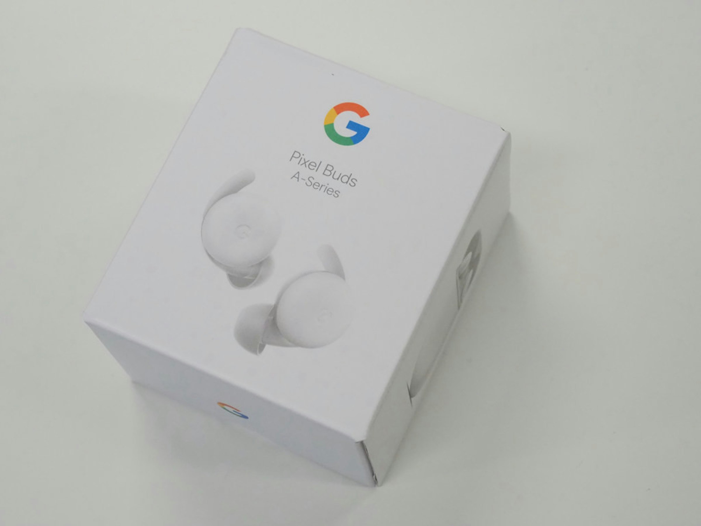 照片中提到了Pixel Buds、A-Series，跟谷歌有關，包含了頭戴式耳機、毛巾、洗衣機、浴室、手巾