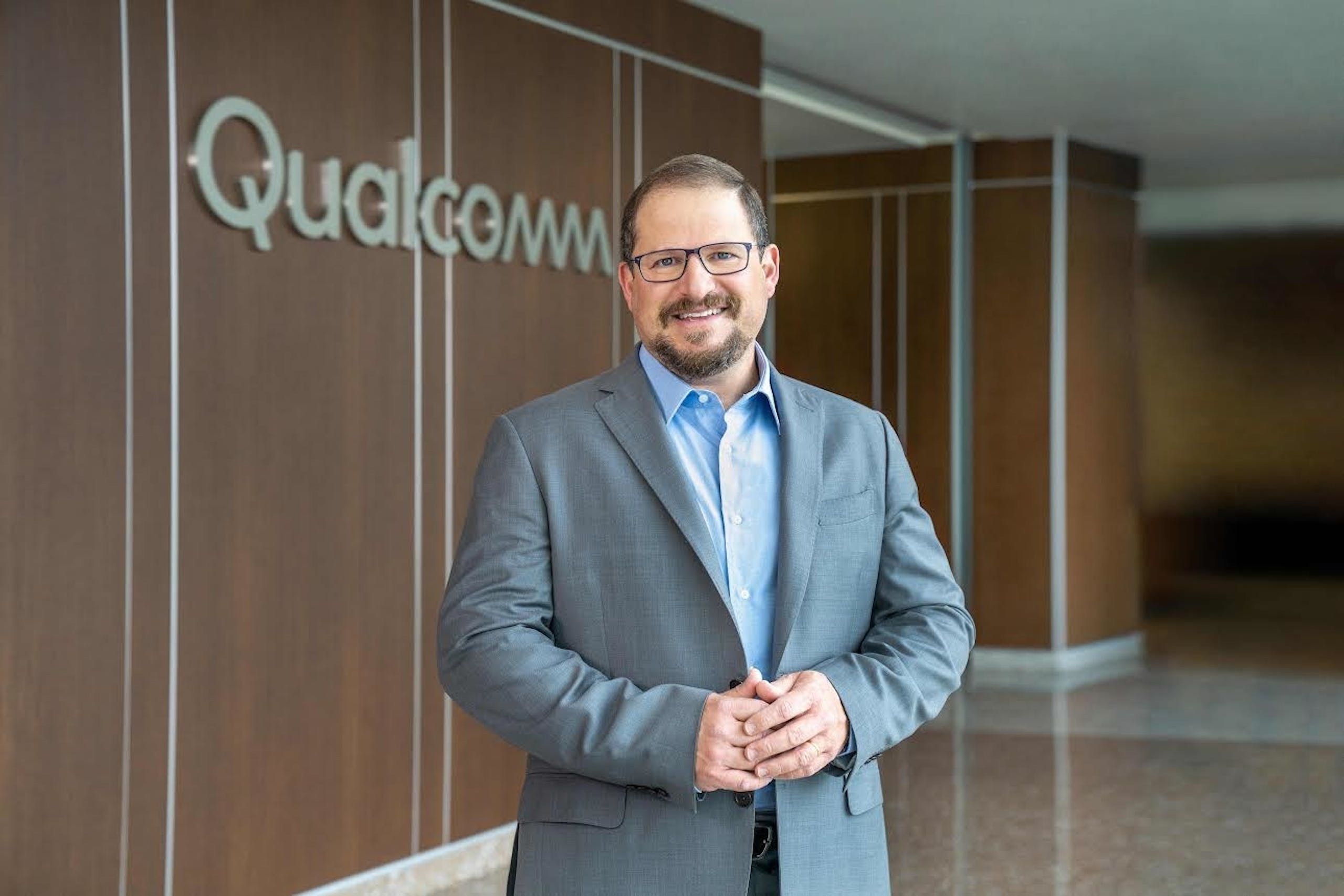 照片中提到了Qualçemm，跟高通公司有關，包含了高通首席執行官、克里斯蒂亞諾·阿蒙、常務董事、5G