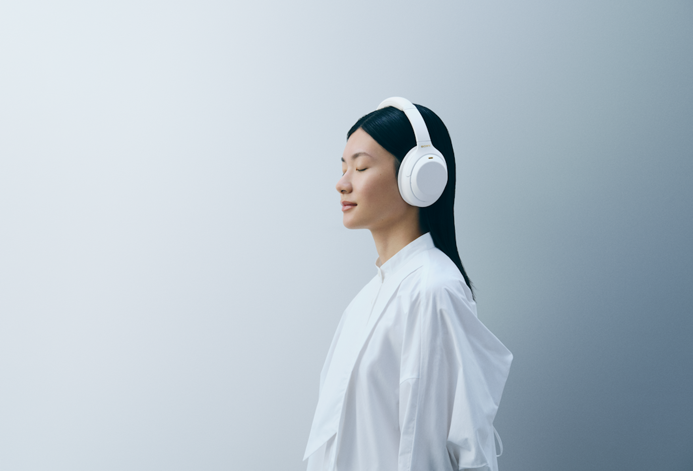照片中包含了肩、索尼WH-1000XM4、索尼公司、主動噪音控制、降噪耳機