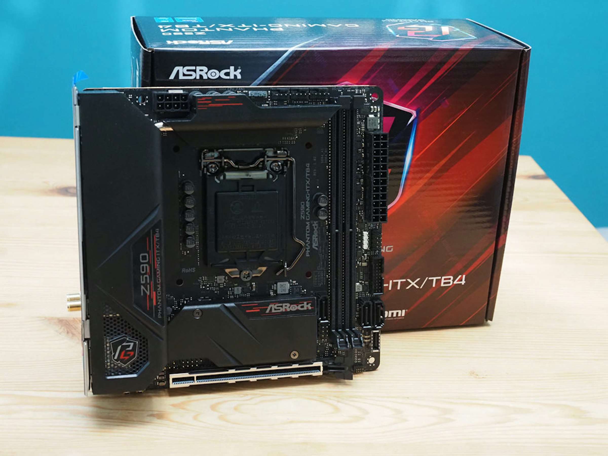 照片中提到了ASROCK、NG、ROHS，包含了電腦機箱、電腦機箱、電腦硬件、電子產品、電腦