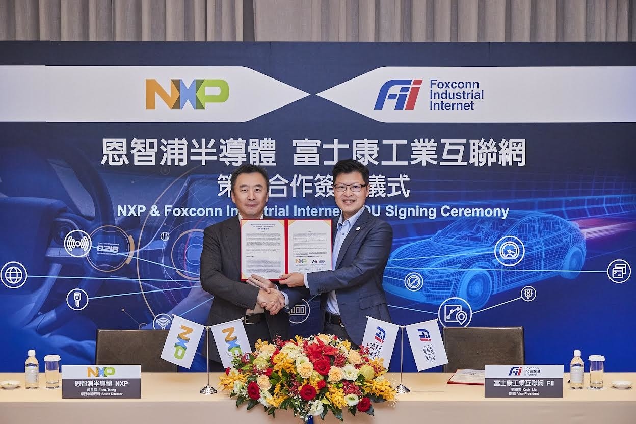 照片中提到了NXP、Fi、Foxconn,跟恩智浦半導體、公式1有關,包含了新聞發布會、鴻海精密、股市、富士康工業互聯網、金融
