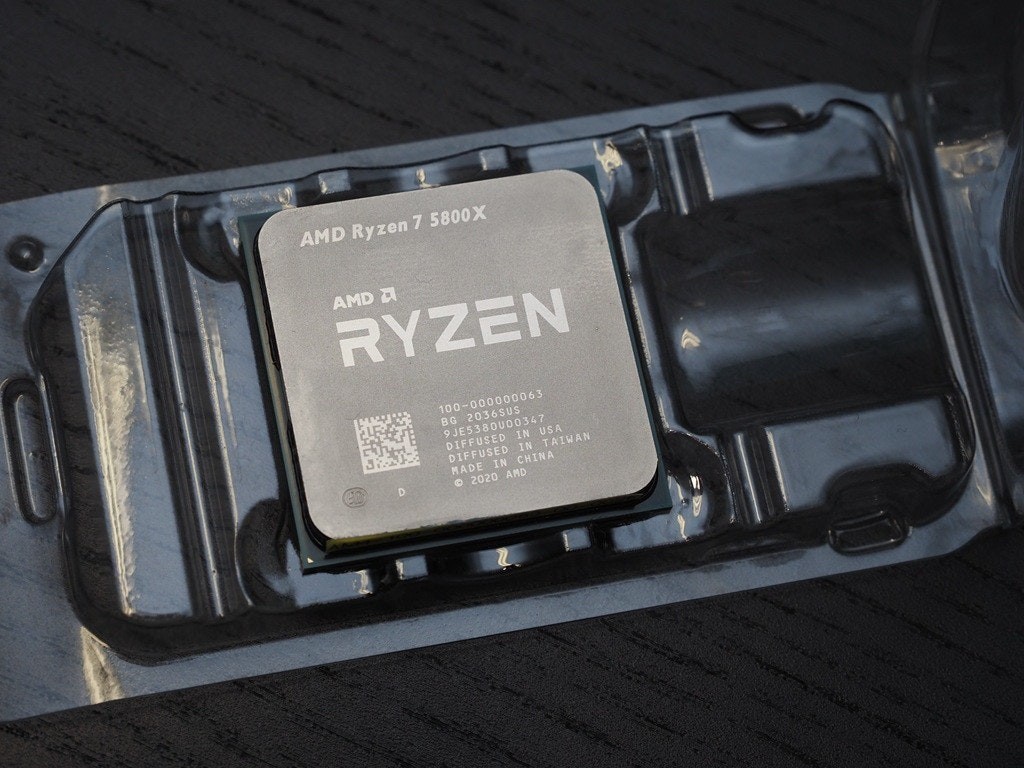 照片中提到了AMD Ryzen 7 5800X、AMD A、RYZEN，跟Advanced Micro Devices公司有關，包含了電子產品、AMD銳龍7 5800X、中央處理器、禪宗3
