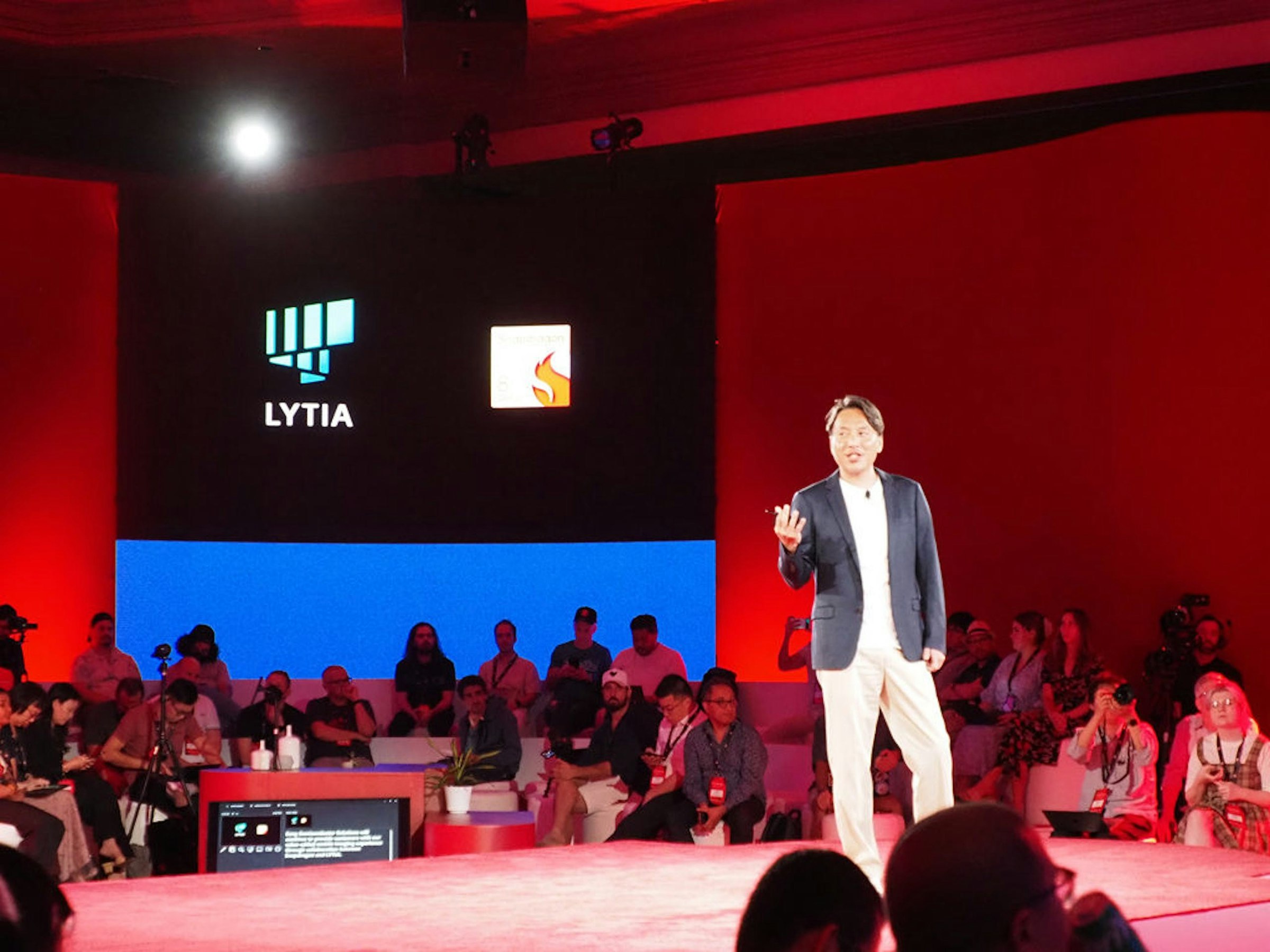 照片中提到了LYTIA、78450NC，包含了階段、電視、聽眾、設計、表演藝術
