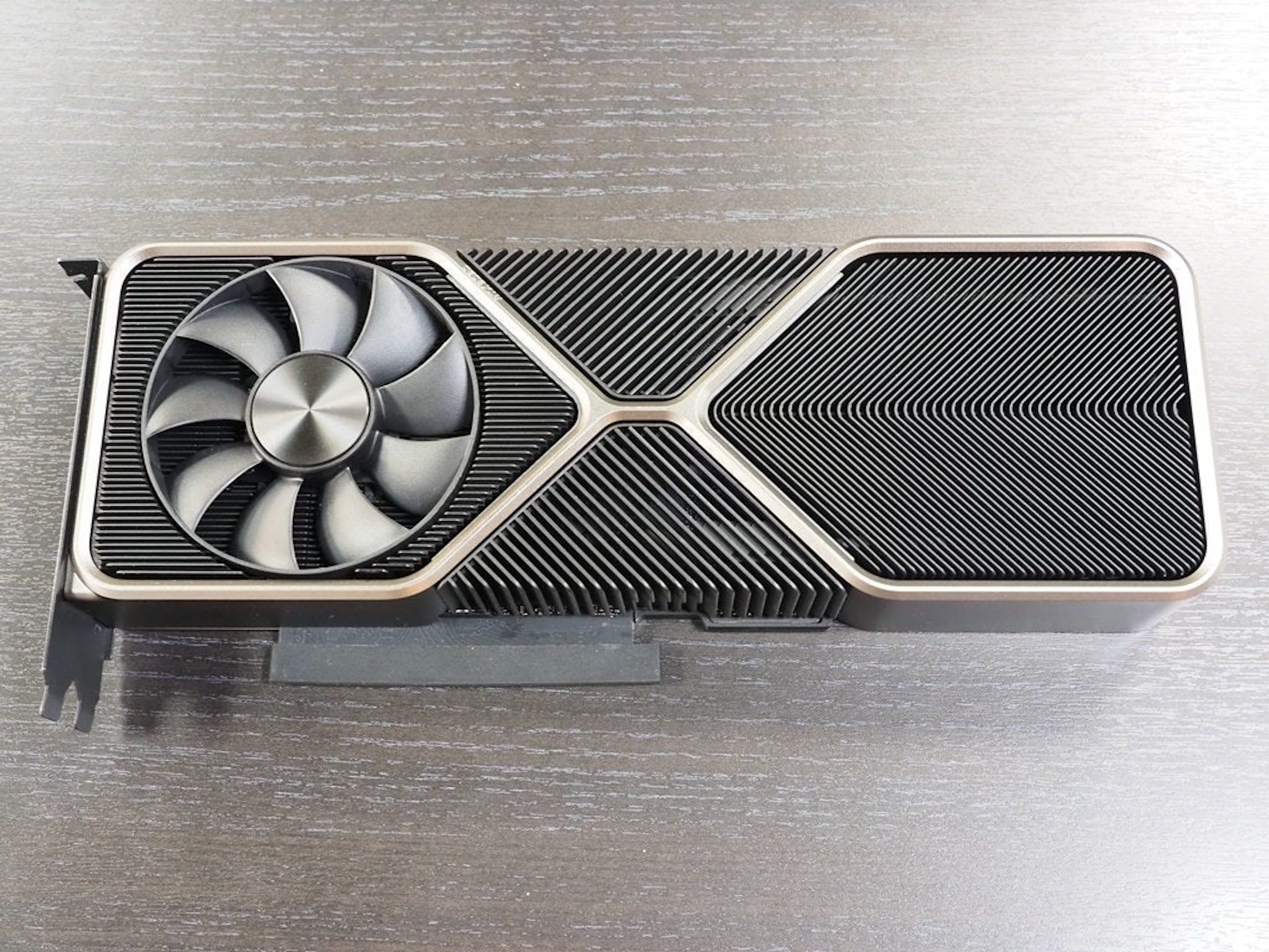 照片中包含了格柵、NVIDIA GeForce RTX 3090、NVIDIA GeForce RTX 3080 Ti、英偉達、電腦