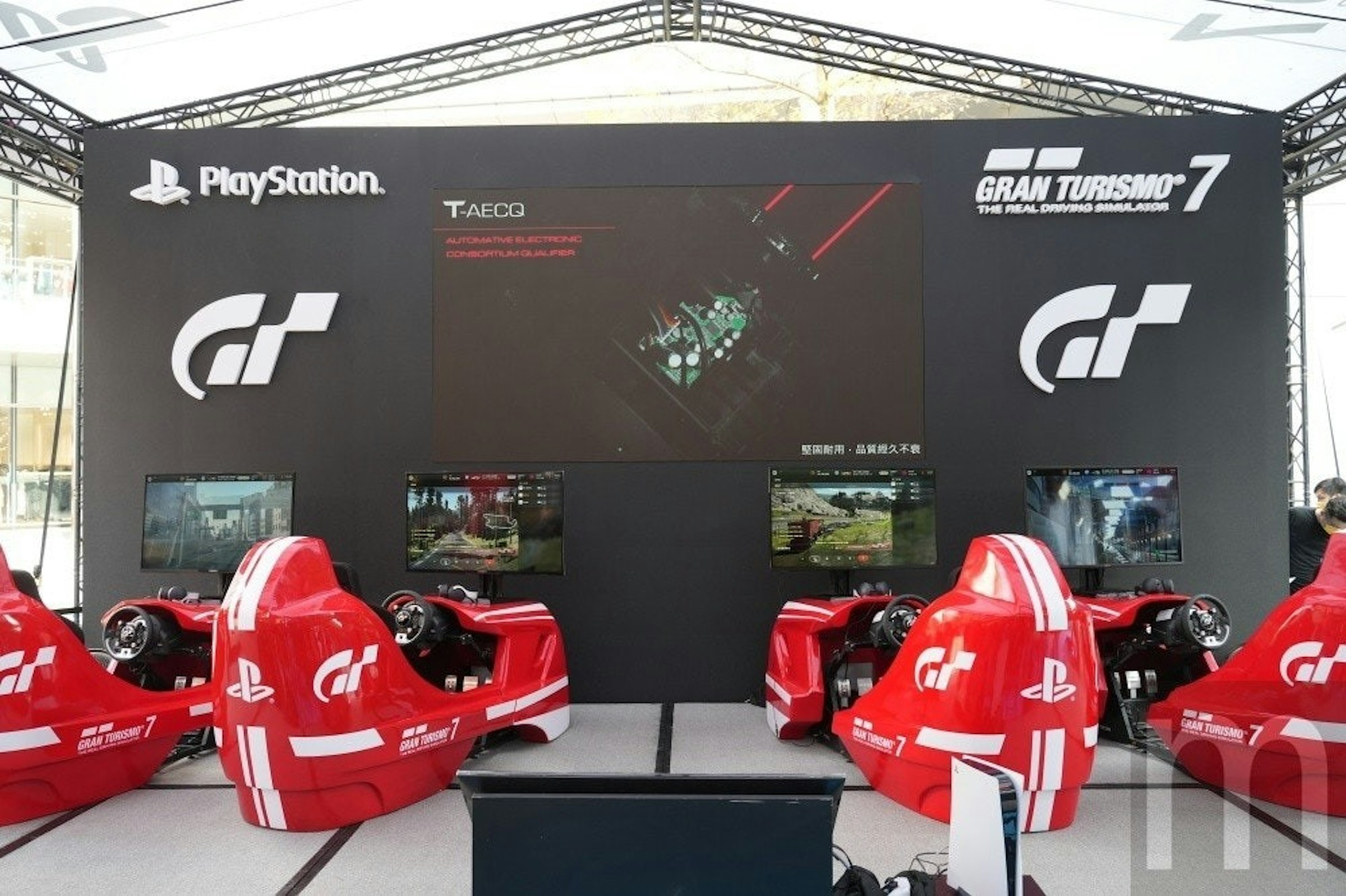 照片中提到了P、**、-，跟PlayStation VR有關，包含了gt7模擬器、格蘭旅遊7、GT 5、駕駛模擬器、的PlayStation 5