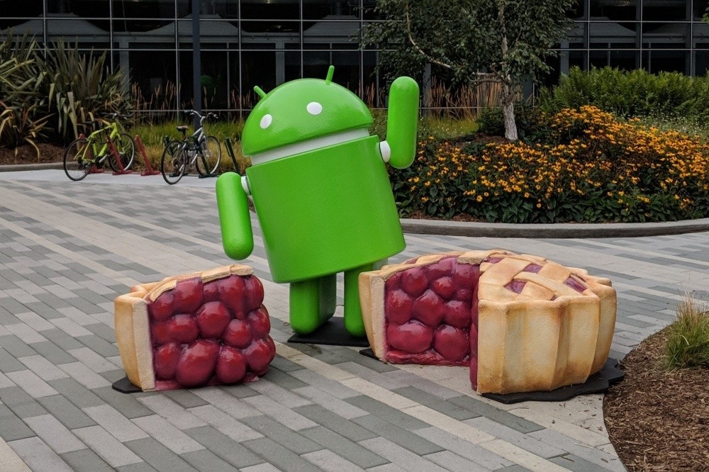 照片中提到了Copy,包含了安卓模型、安卓草坪雕像、Googleplex、安卓系統、谷歌
