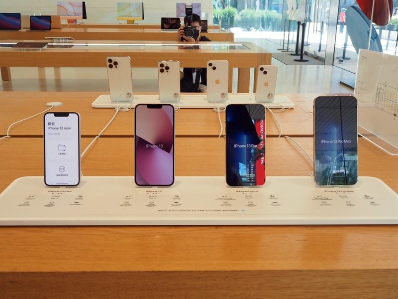 照片中提到了探索、iPhone 13 mini、Phone 13 ProMax,包含了電子產品、蘋果 iPhone 13 Pro Max、蘋果 iPhone 13 迷你、蘋果、人臉編號