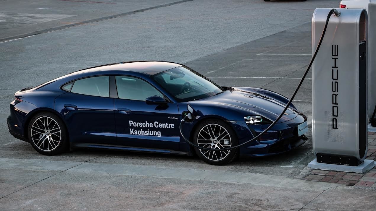 照片中提到了Porsche Centre、Kaohsiung,跟意大利郵政有關,包含了個人豪華車、保時捷911 GT2、保時捷、汽車、豪華車
