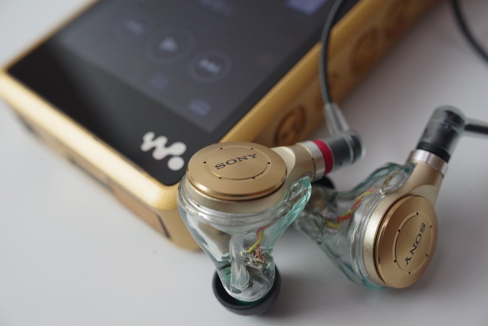 照片中提到了w.、SONY、ONY,跟諾莫斯·格拉蘇蒂有關,包含了音響器材、音響器材、頭戴式耳機、索尼公司、音頻信號