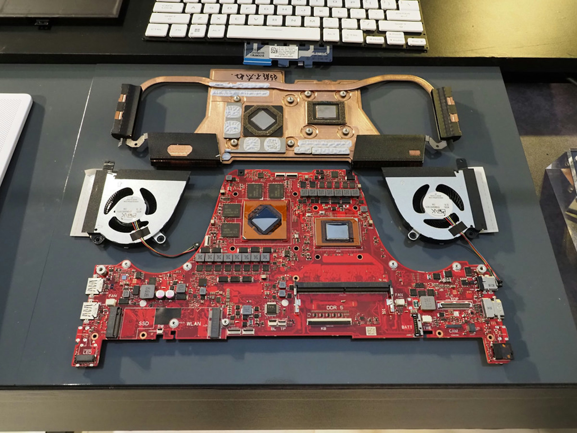 照片中提到了DDR 5、SSD、WLAN，包含了電子產品、電子產品、電子配件、電子工程、戶外的