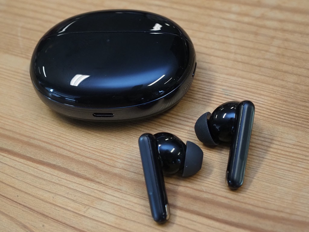 照片中包含了音響器材、音響器材、產品設計、設計、頭戴式耳機