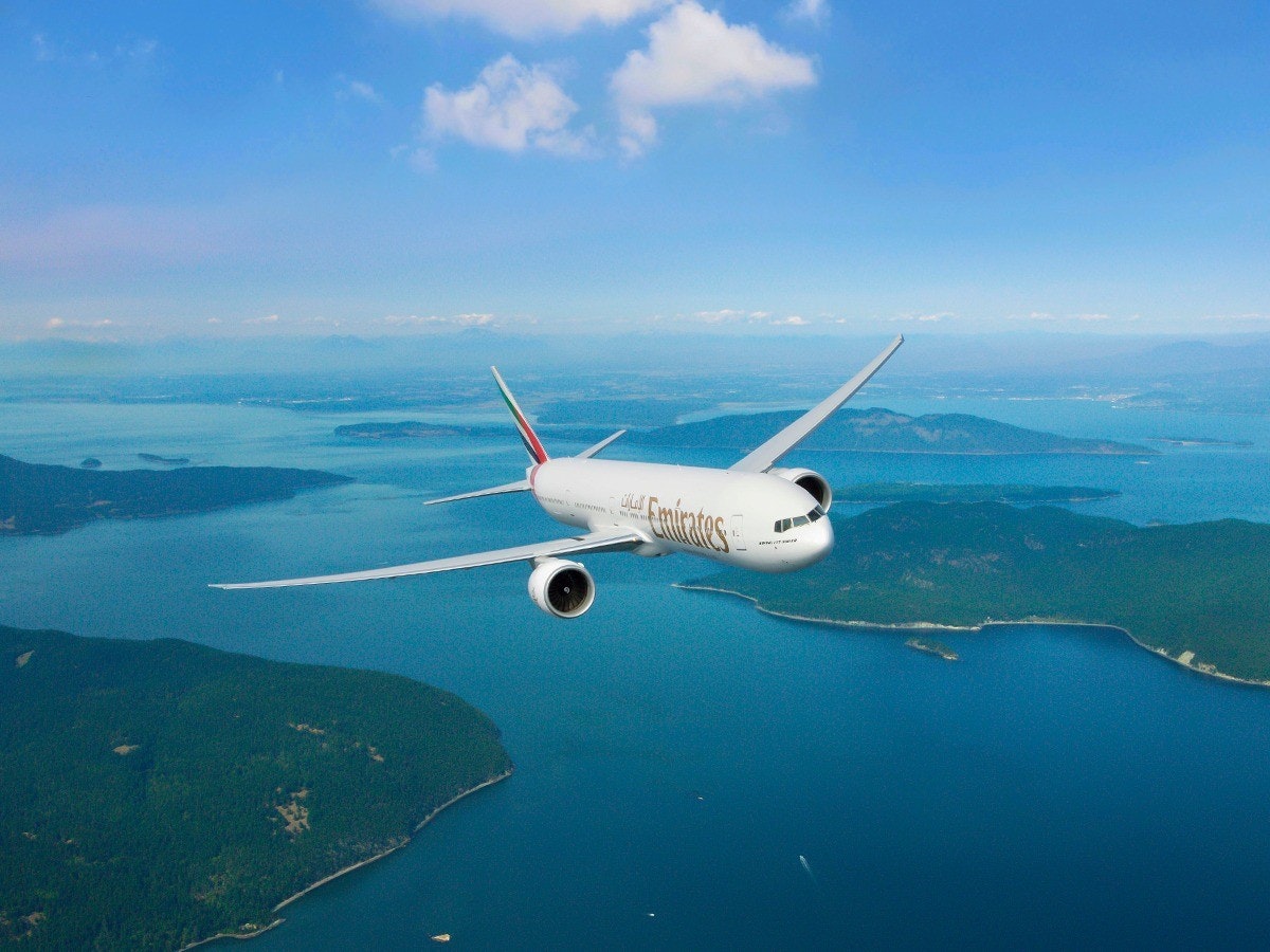 照片中跟阿聯酋航空有關,包含了航空公司、波音787夢幻客機、飛行、飛機、航空公司