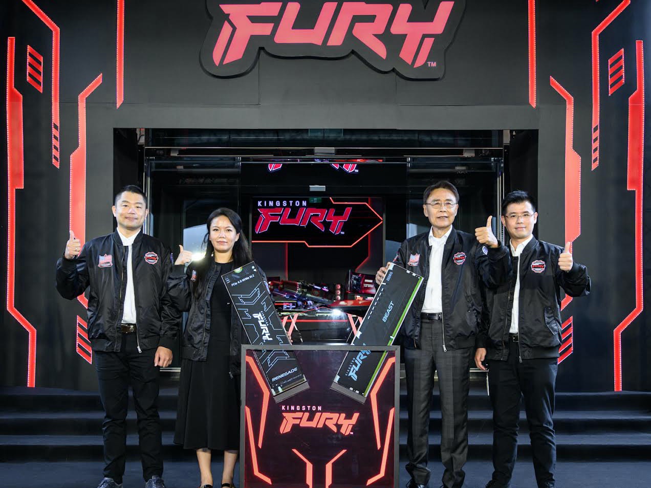 照片中提到了FUR、TM、目,跟福瑞泰克、福瑞泰克有關,包含了汽車、汽車、車輛設計師、設計、球隊