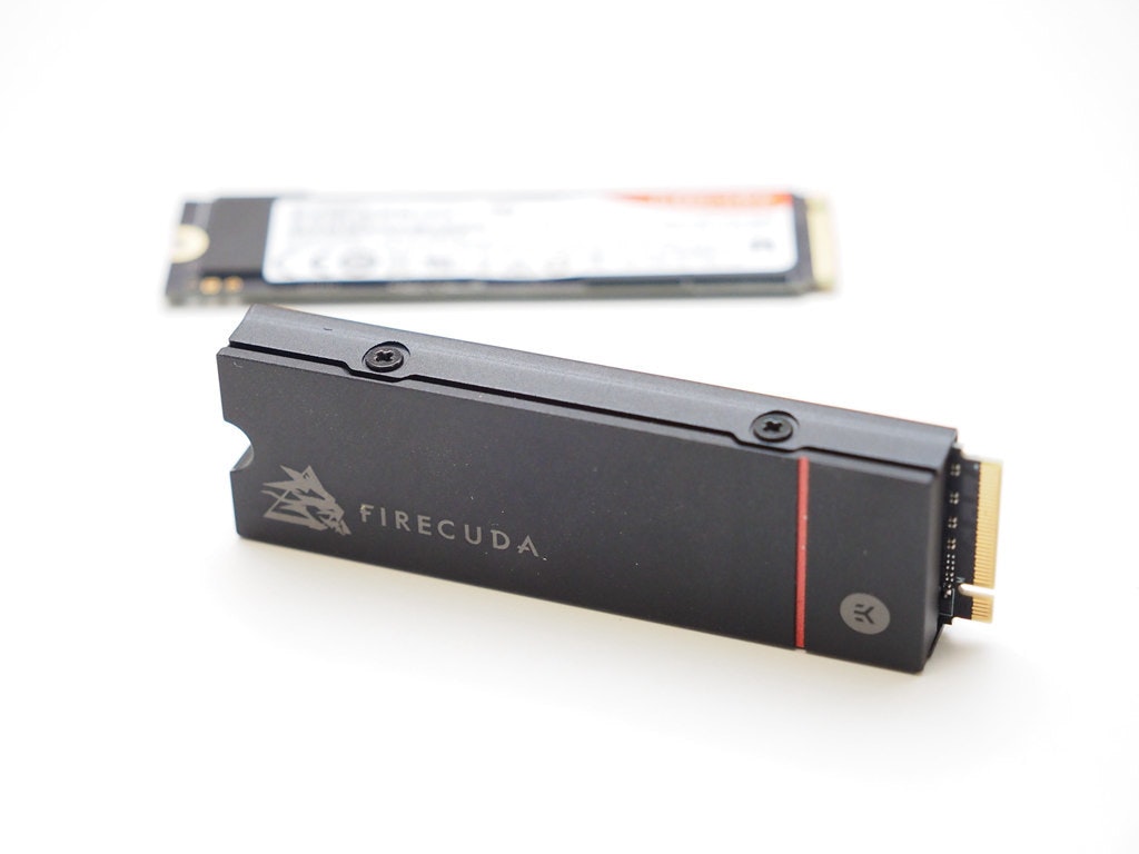 照片中提到了FIRECUDA.，跟EKWB有關，包含了HDMI、HDMI、的PlayStation 5、希捷 FireCuda 530 M.2 SSD、希捷
