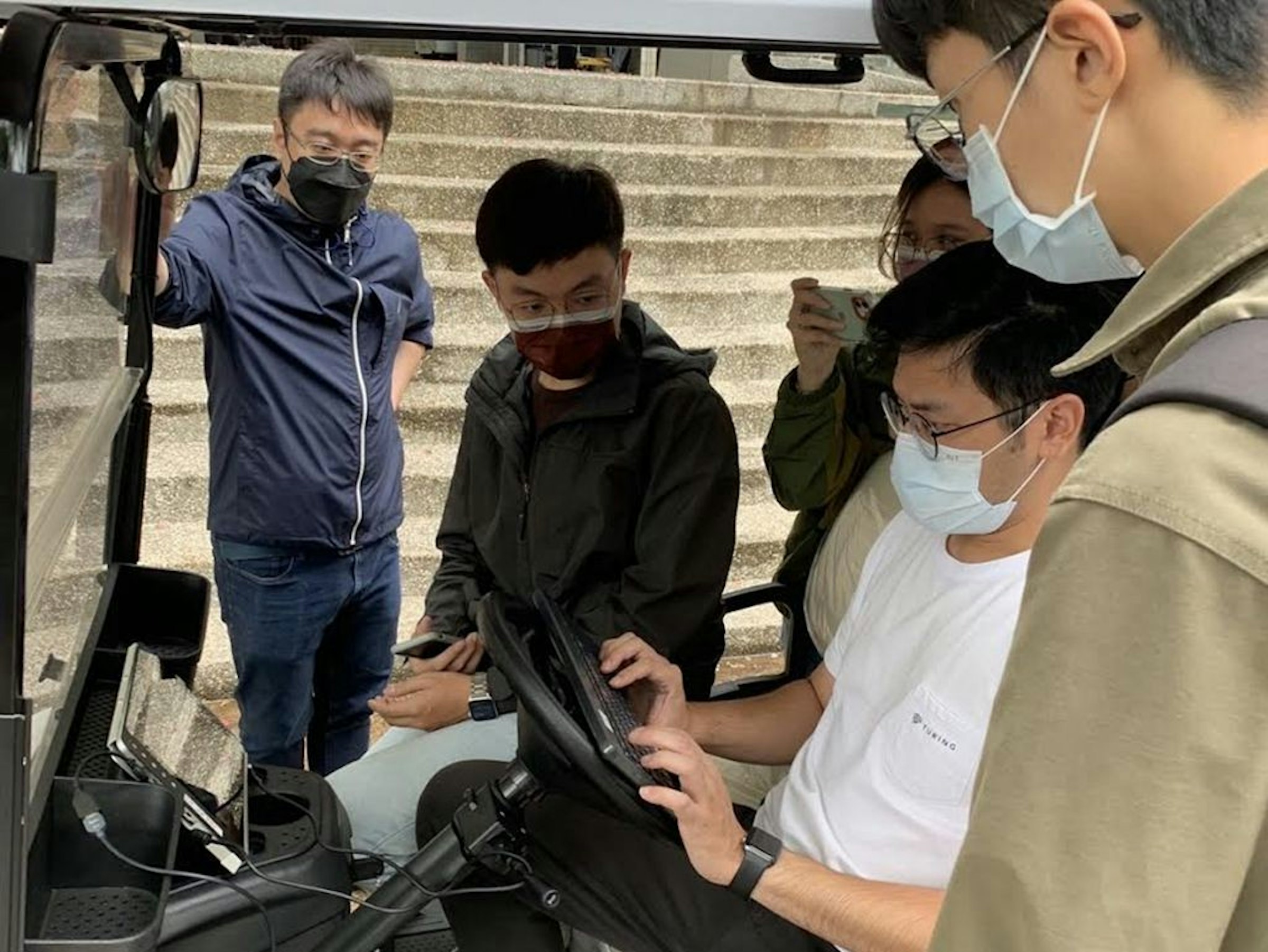 照片中提到了OMINAIS，包含了車輛、產品、工作