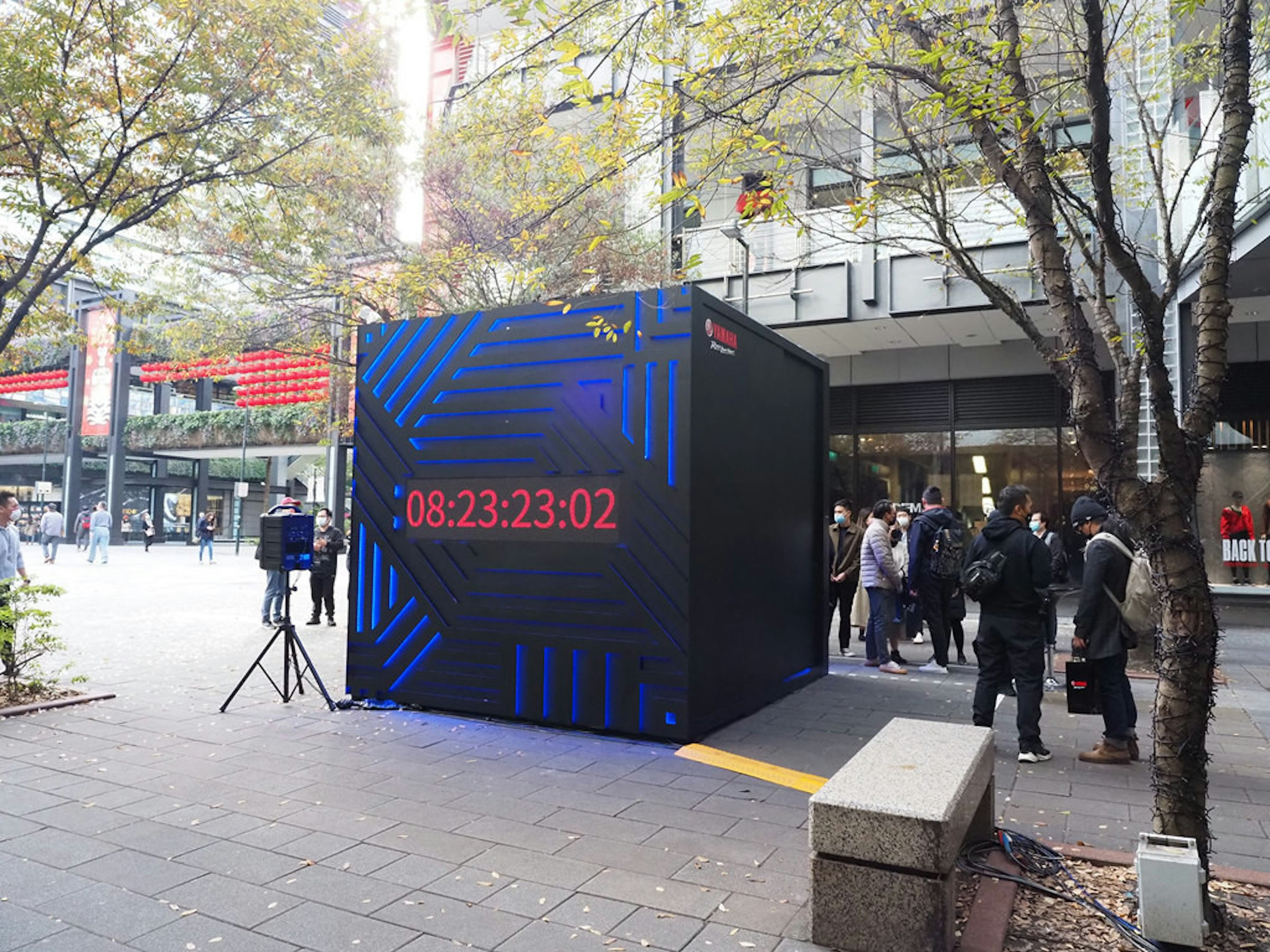 照片中提到了08:23:23:02、BACK TO，包含了市區、汽車、公共空間、街、路