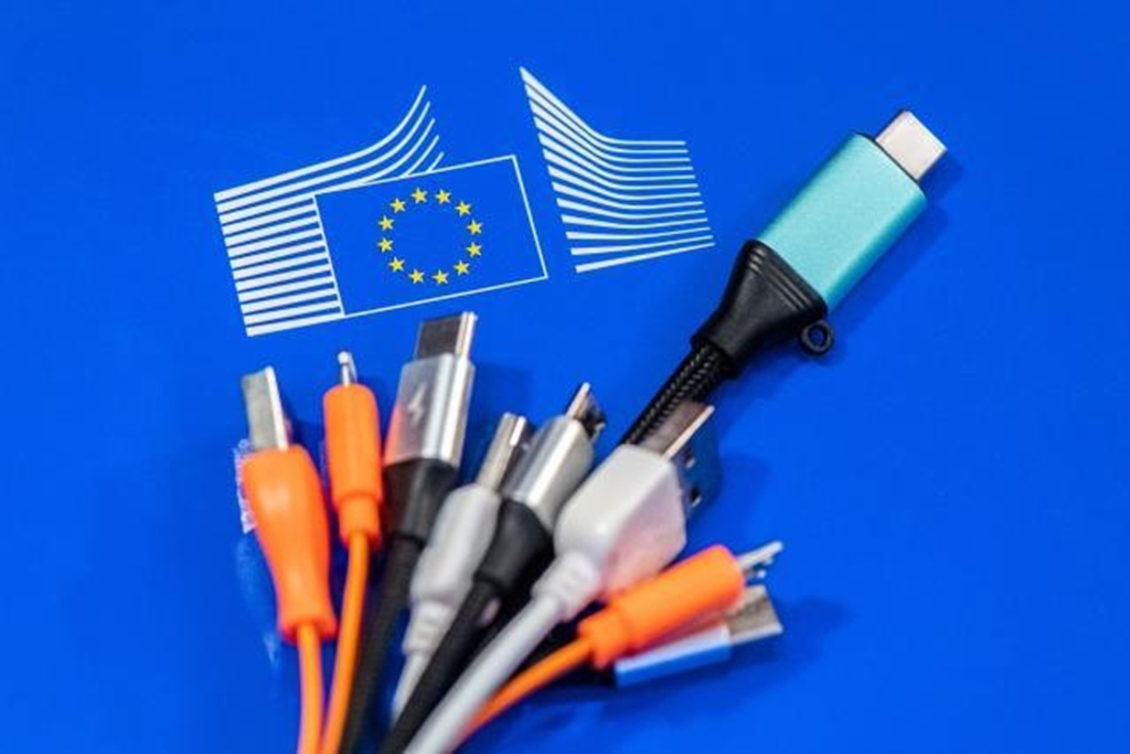 照片中跟歐盟委員會有關，包含了電纜、歐洲聯盟、蘋果手機、USB-C、蘋果