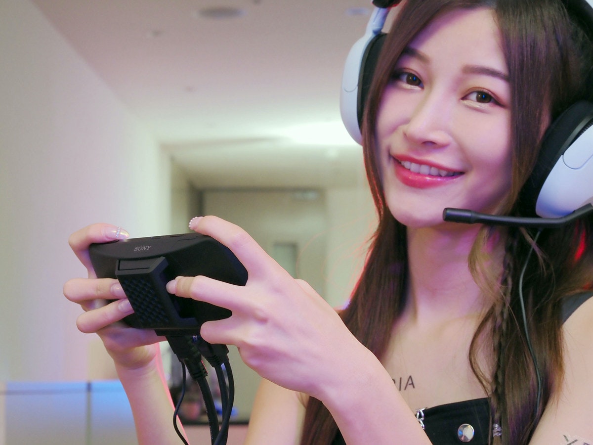 照片中提到了SONY、VA,包含了美女、頭戴式耳機、麥克風、染髮、黑髮