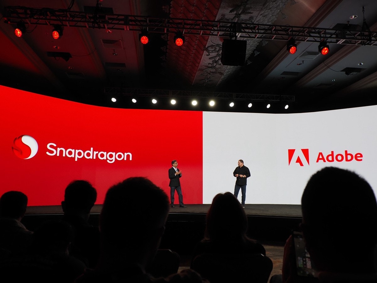 照片中提到了Snapdragon、A Adobe，跟Adobe公司、高通公司有關，包含了階段、顯示裝置、紅色、晚、禮堂