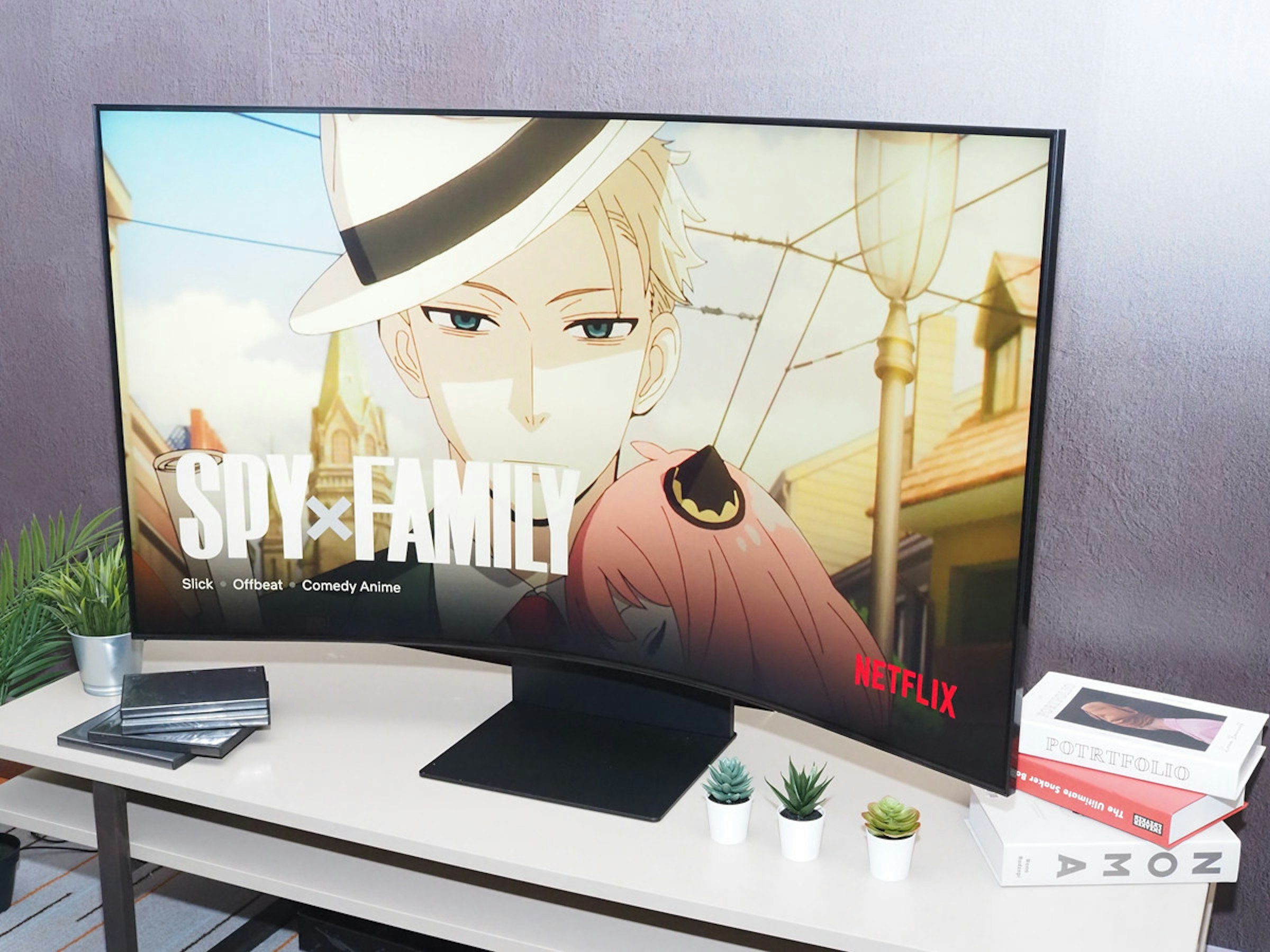 照片中提到了SPY FAMILY、Slick Offbeat Comedy Anime、NETFLIX，跟網飛有關，包含了動畫片、產品設計、室內設計、設計、顯示裝置