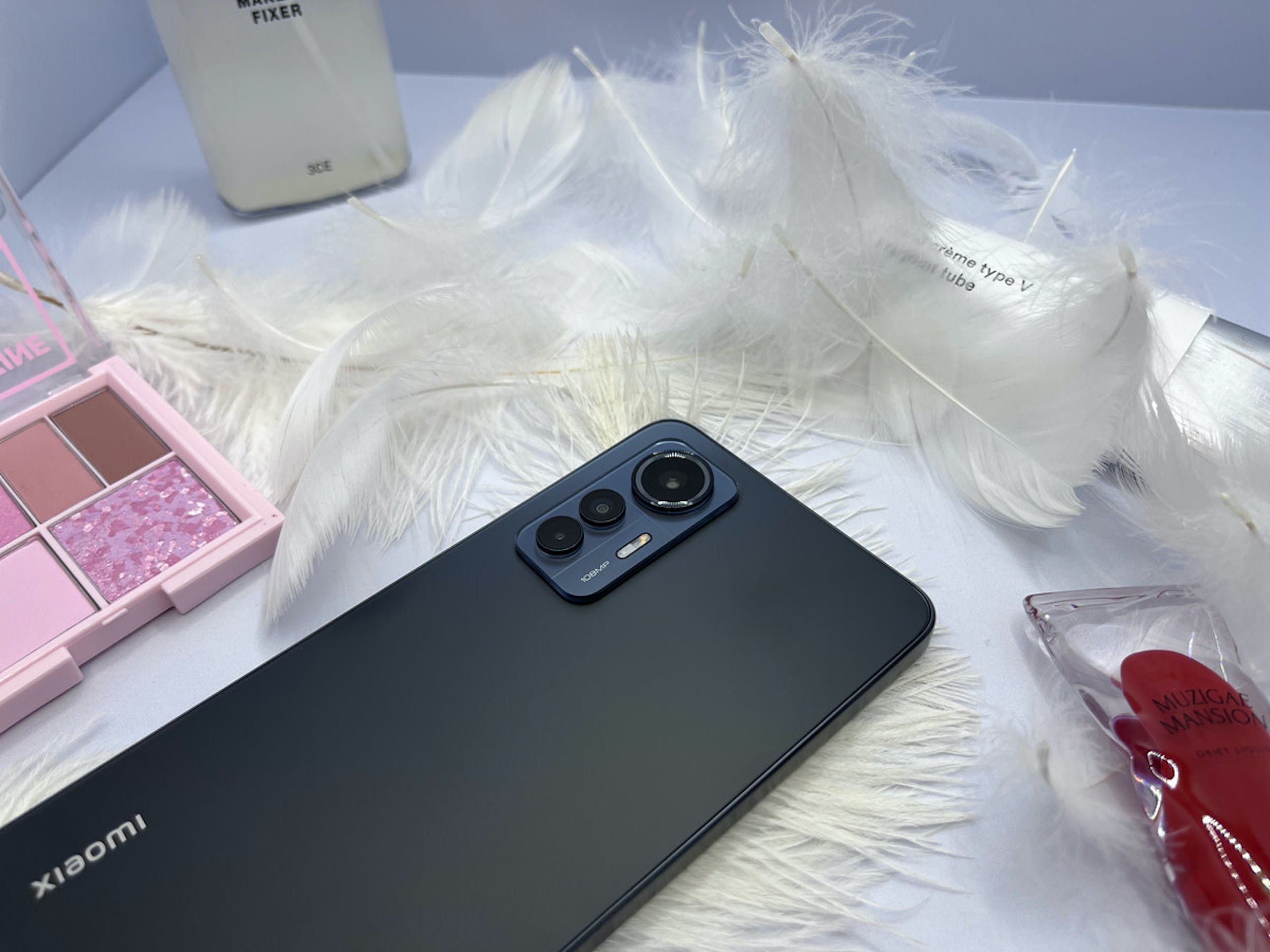 照片中提到了ME、xiaomi、FIXER，跟的Xbox有關，包含了移動電話、產品設計、移動電話、設計、產品