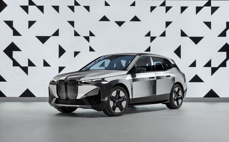 CES 2022 ： BMW 與元太科技展示電子紙車體表面應用， iX Flow 概念車可快速變色變呈現圖案