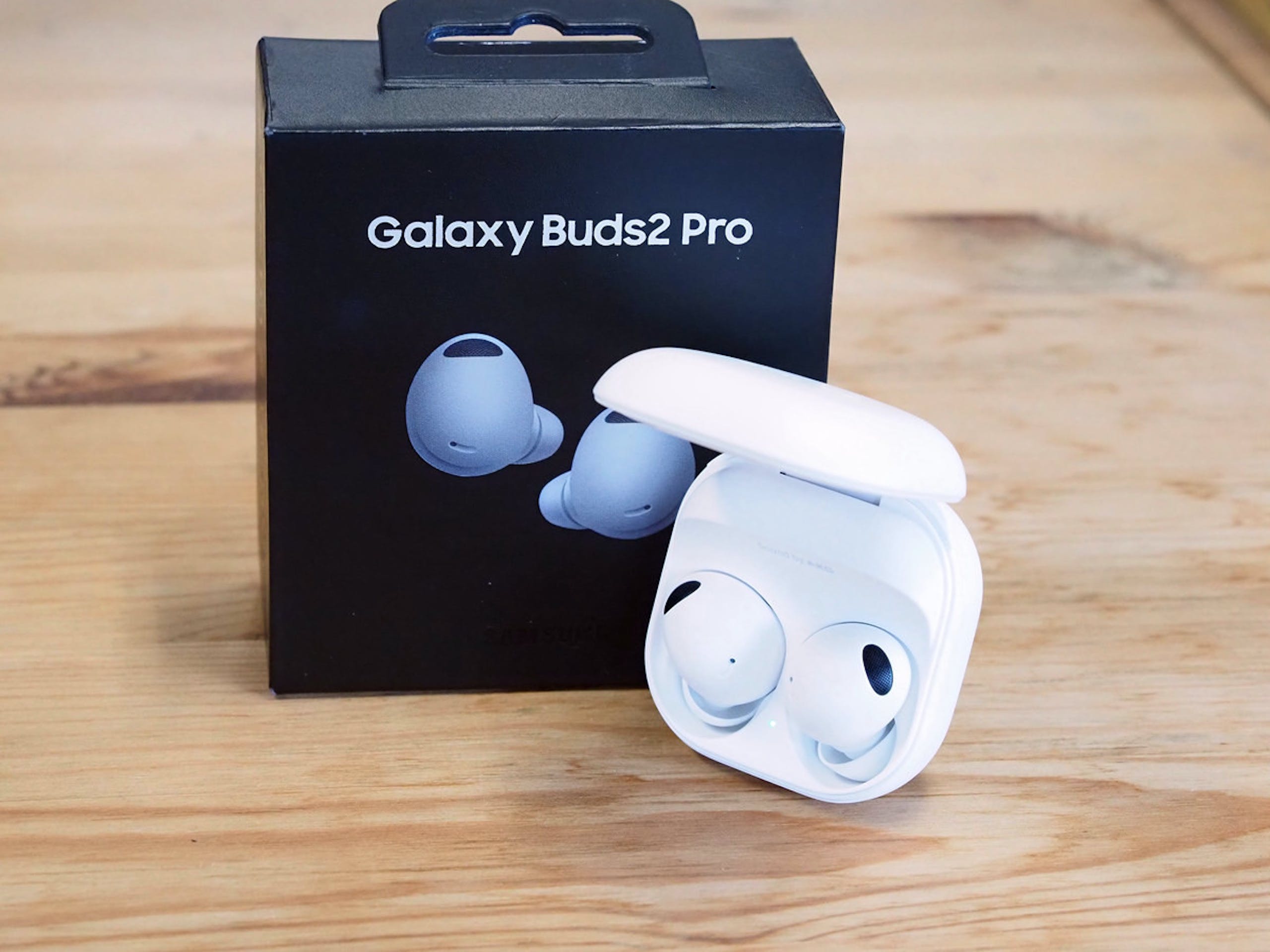 照片中提到了Galaxy Buds2 Pro，跟三星集團有關，包含了電子產品、頭戴式耳機、電子產品、產品設計、音響器材