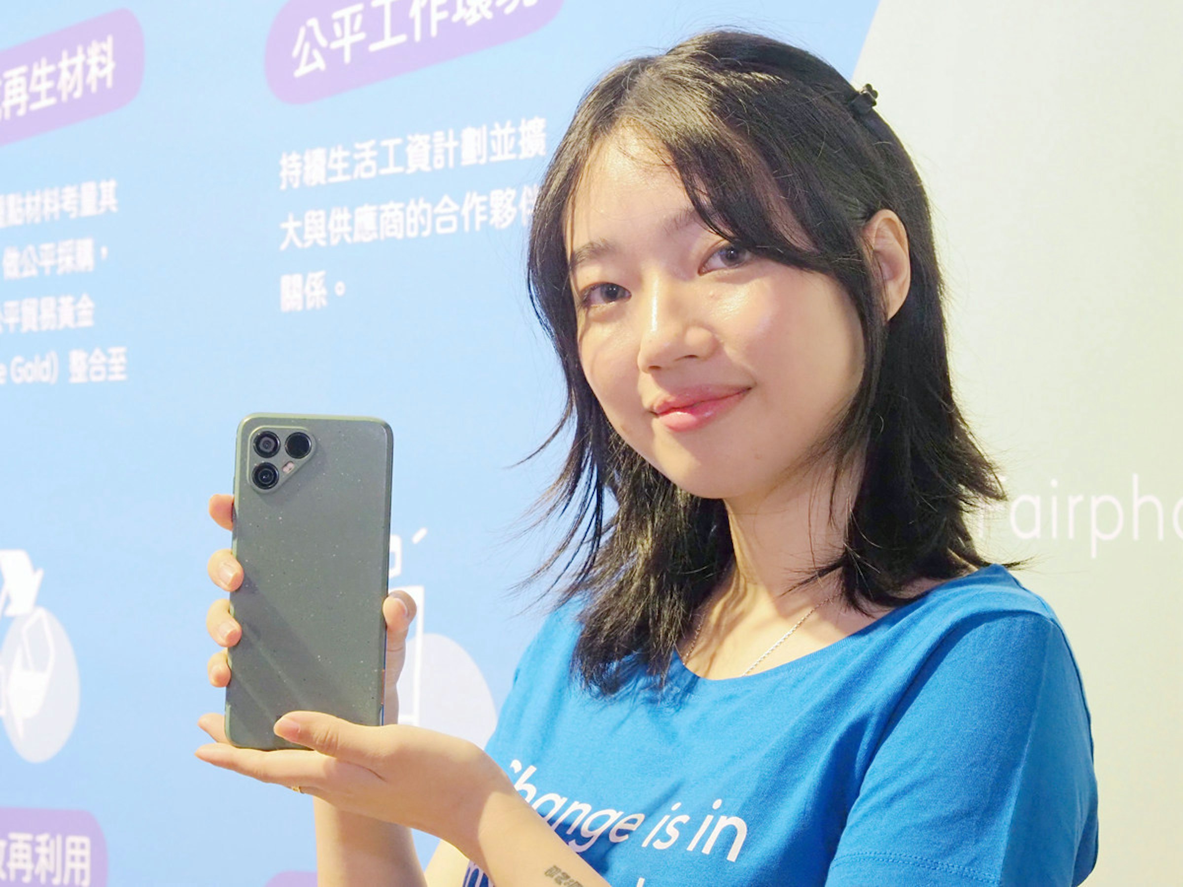 照片中提到了再生材料、經點材料考量其、做公平採購,，包含了女孩、音響器材、藍色、黑髮、頭髮