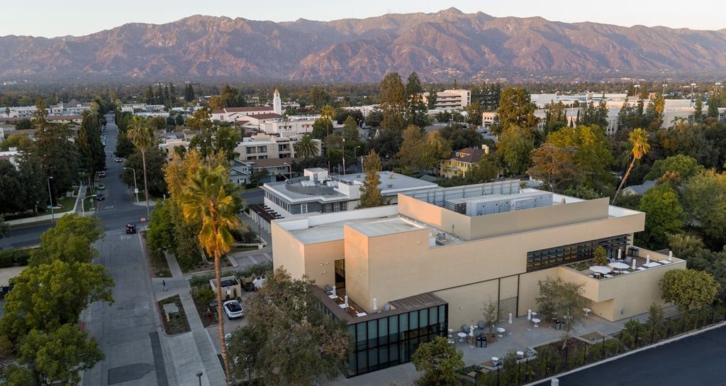 照片中包含了加州理工學院量子計算AWS中心、加州理工學院、量子計算、電腦運算、亞馬遜網絡服務