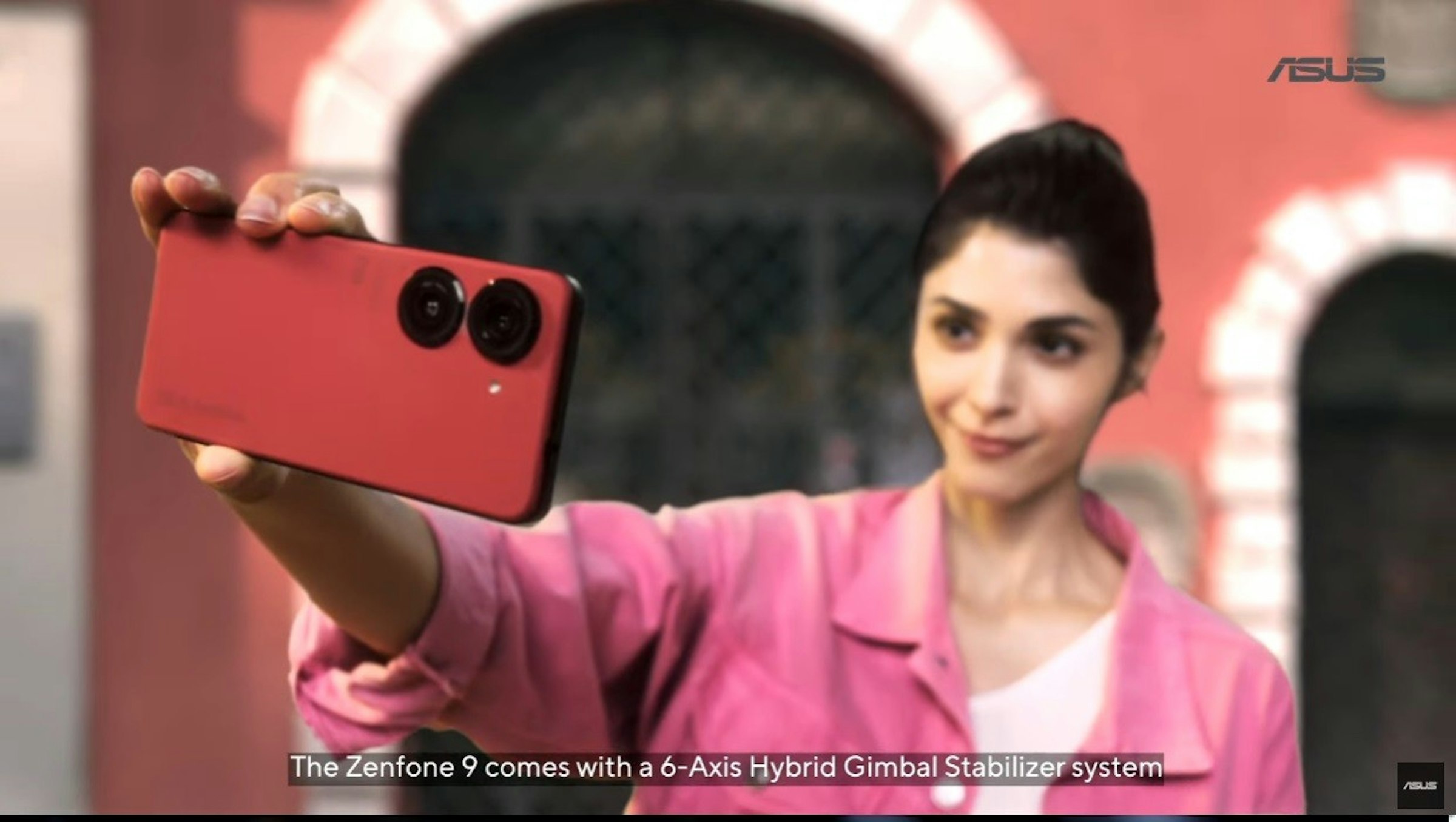 照片中提到了The Zenfone 9 comes with a 6-Axis Hybrid Gimbal Stabilizer system、ASUS、ASUS，包含了女孩、02822、自拍、電子產品、電子機器