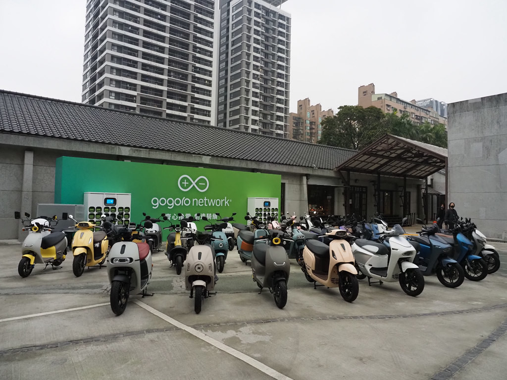 照片中提到了gogoro network、寶心验 造騎續，跟Dfinity、Arduino的有關，包含了汽車、摩托車、摩托車、街