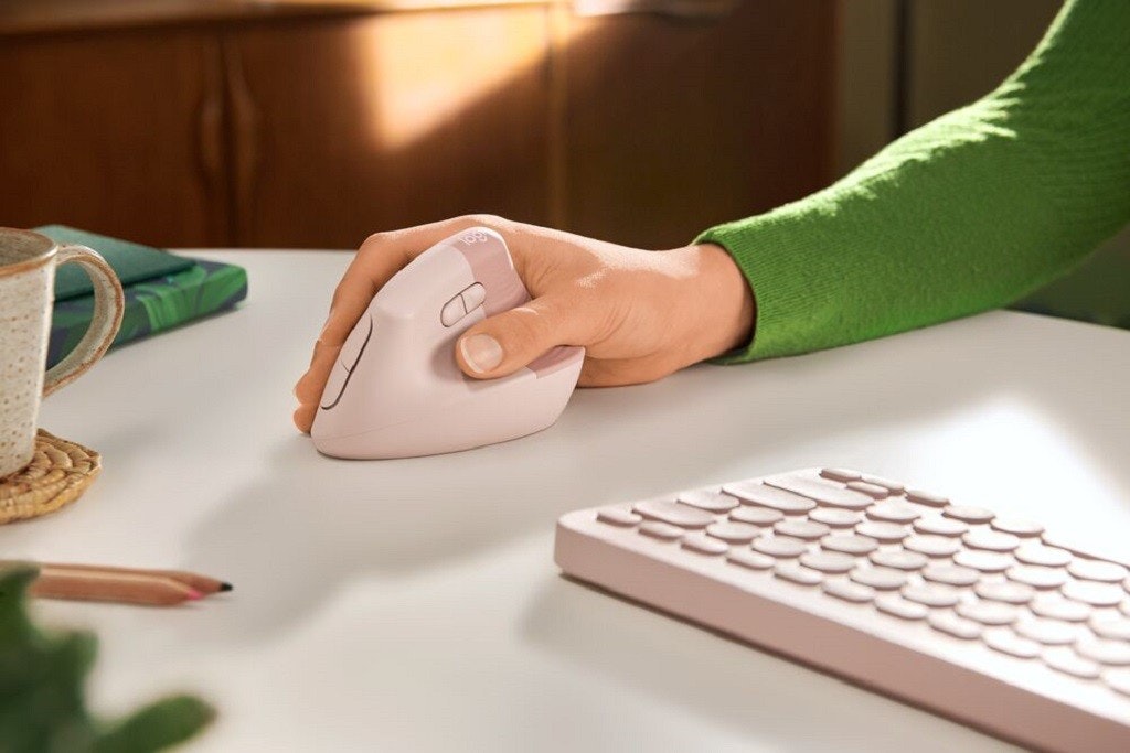 照片中包含了手、電腦鼠標、人體工學鼠標、羅技、Ergonomiczna mysz