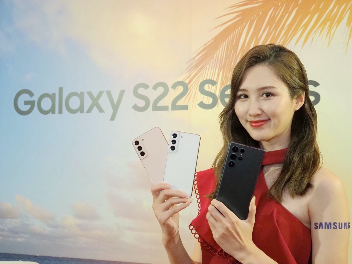 照片中提到了Galaxy S22 S、SAMSUNG，包含了女孩、令人愉快的、攝影、產品、幸福