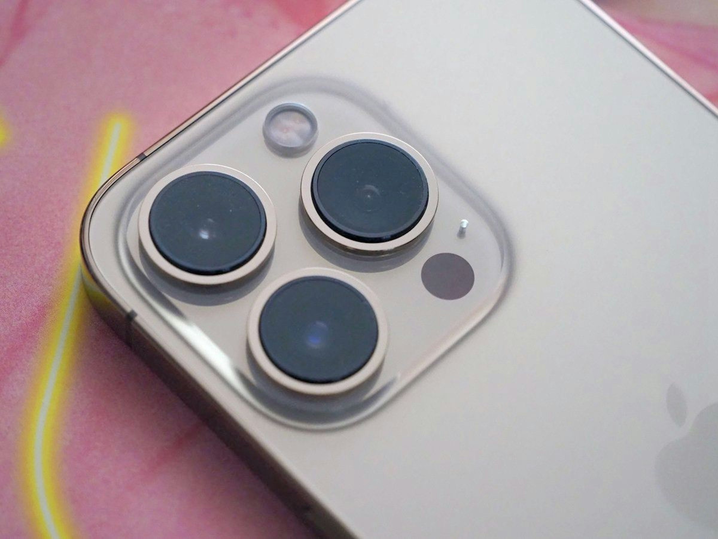 照片中包含了遊戲控制器、iPhone X、蘋果 iPhone 13 Pro Max、蘋果手錶系列 7、蘋果