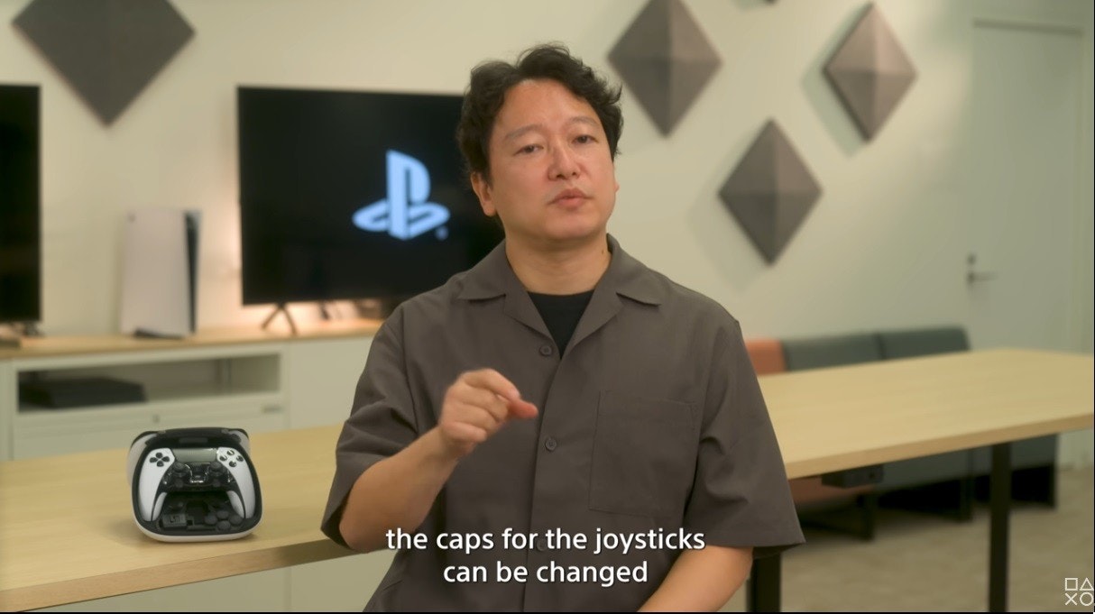 照片中提到了B、the caps for the joysticks、can be changed，跟的PlayStation有關，包含了通訊、通訊、電子產品、電子機器