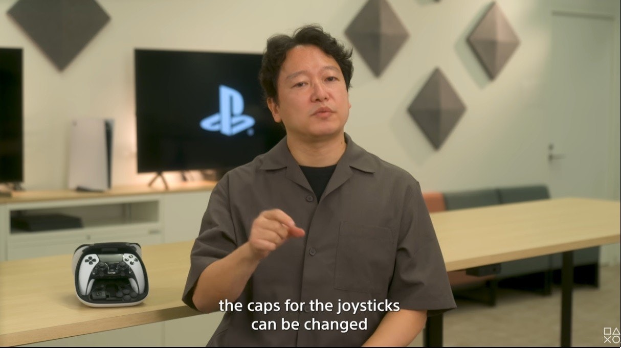 照片中提到了B、the caps for the joysticks、can be changed,跟的PlayStation有關,包含了通訊、通訊、電子產品、電子機器