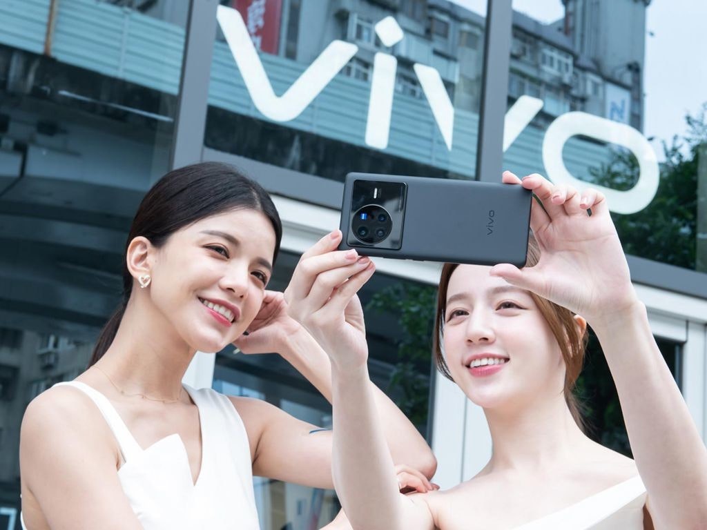 照片中提到了C,包含了自拍、自拍、電子產品、電子機器