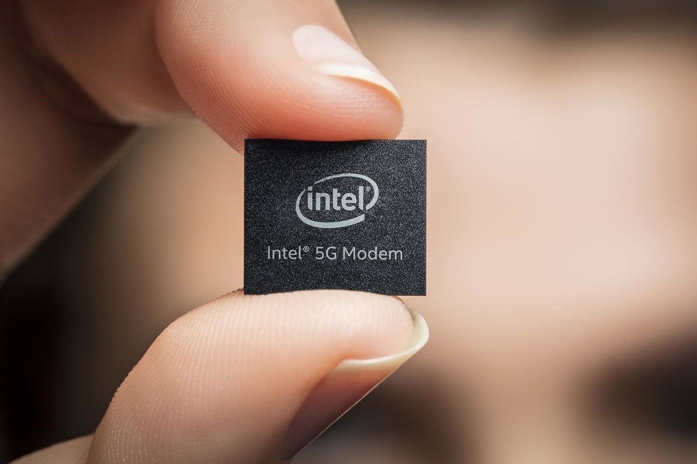 照片中提到了(intel)、Intel 5G Modem，跟英特爾有關，包含了iphone英特爾芯片、蘋果、集成電路、調製解調器