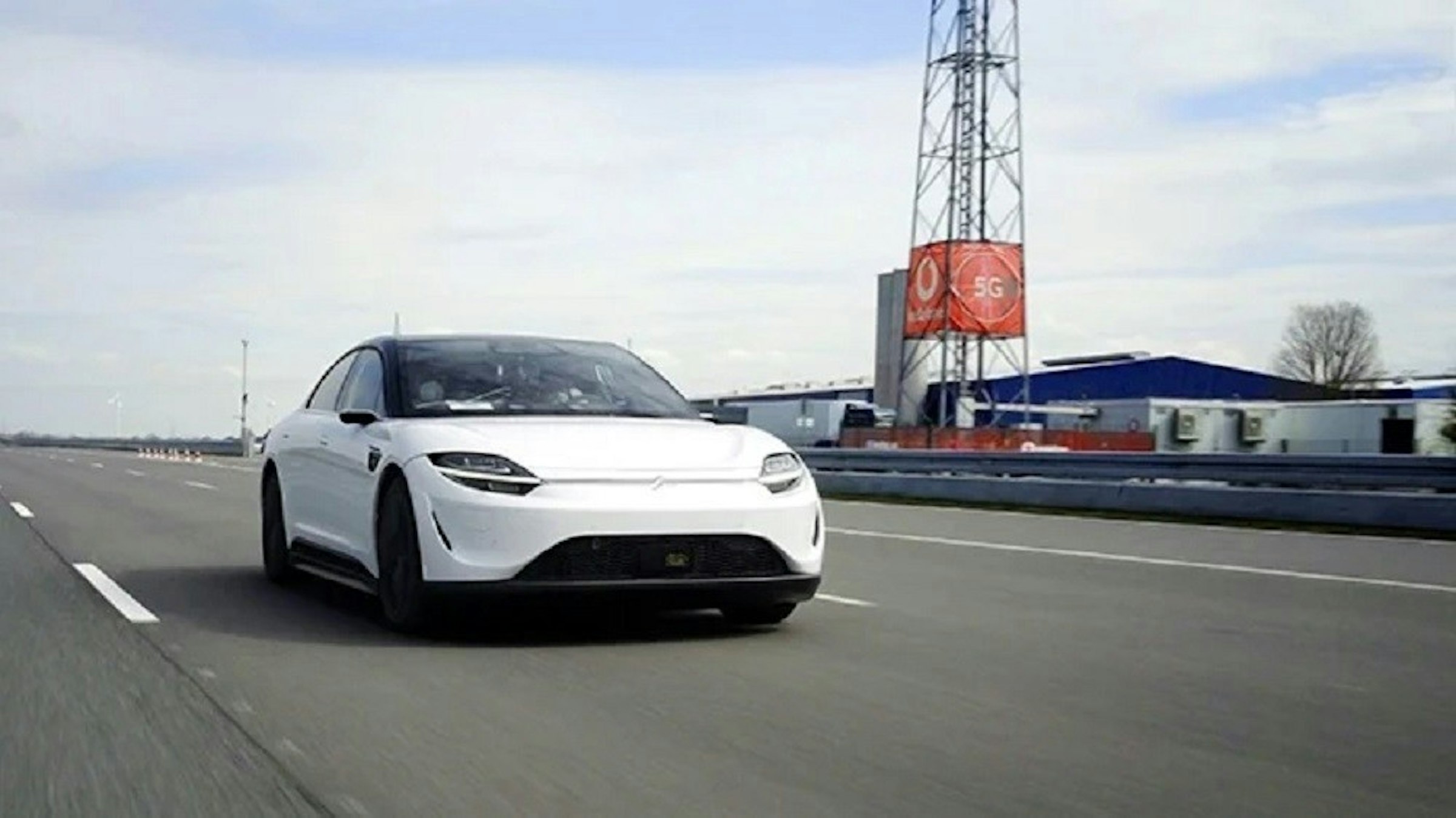 照片中包含了索尼電動車視覺、索尼Vision-S、2020年國際CES、電動車、汽車