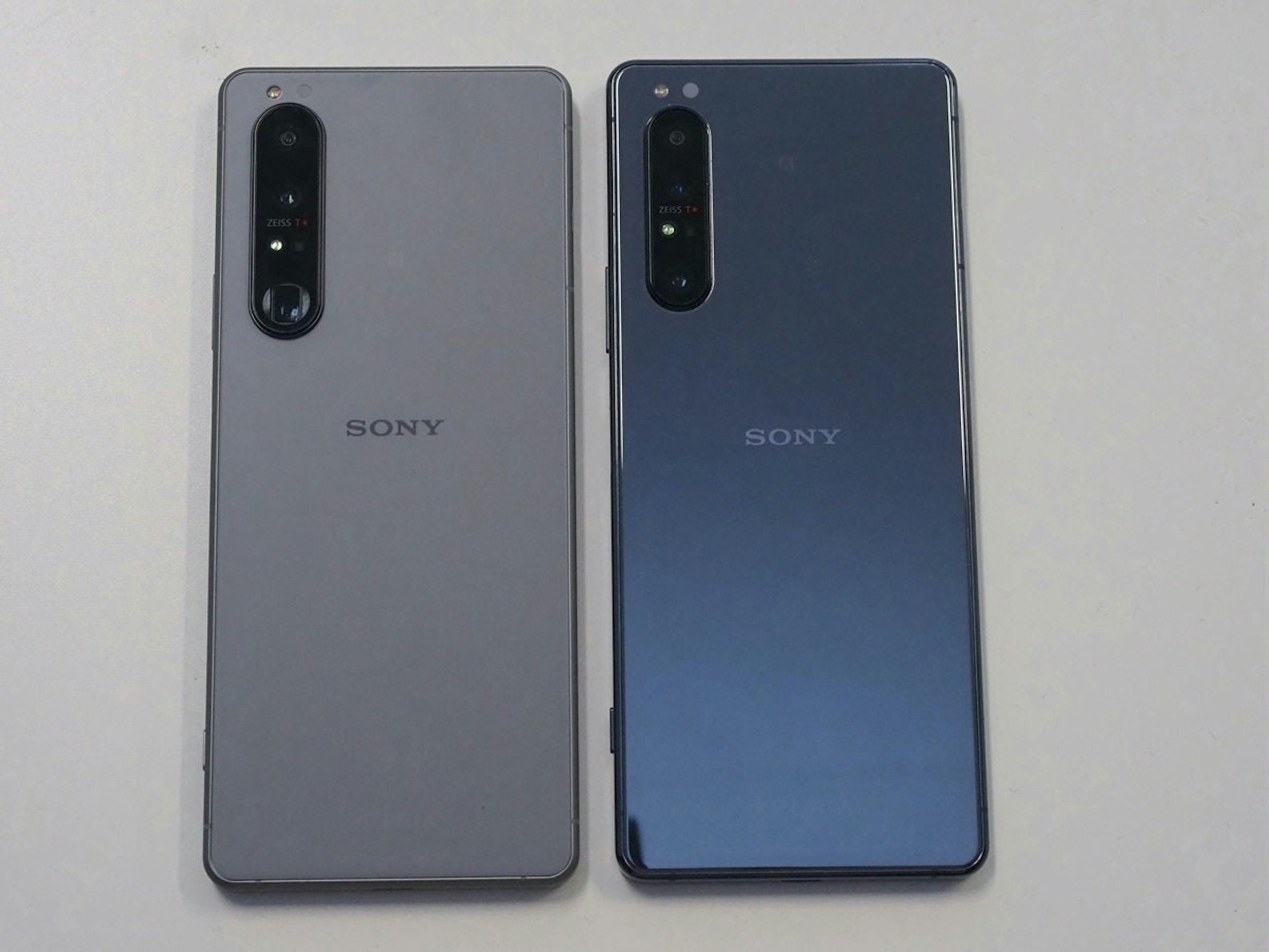 照片中提到了ZEISS T、ZEISS T、SONY，包含了功能手機、索尼Xperia 1 III、了索尼、手機、索尼手機