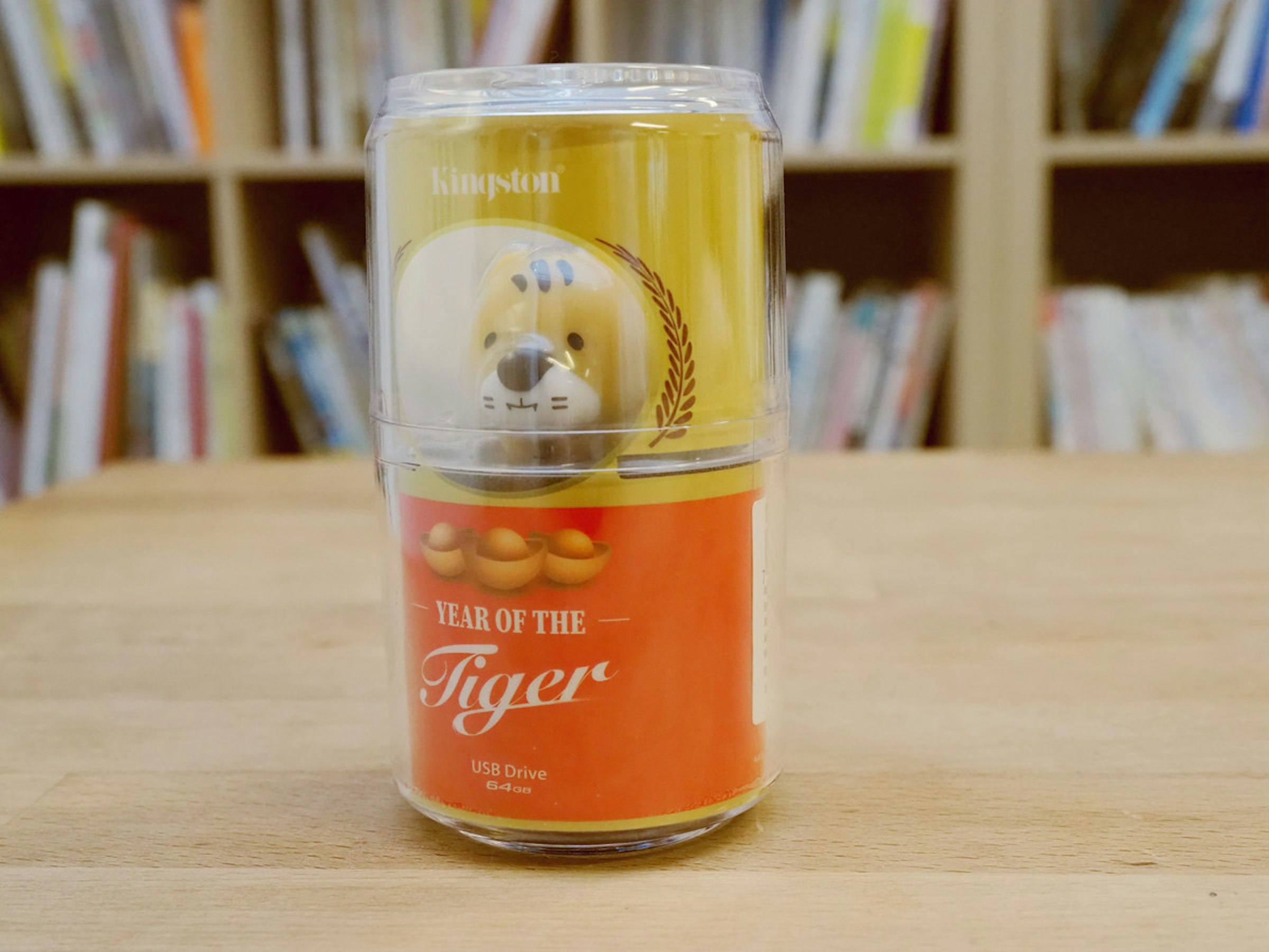 照片中提到了Kingston、YEAR OF THE、Tiger，跟珍珠鼓有關，包含了喝、玻璃瓶、瓶子、玻璃、鋼和錫罐