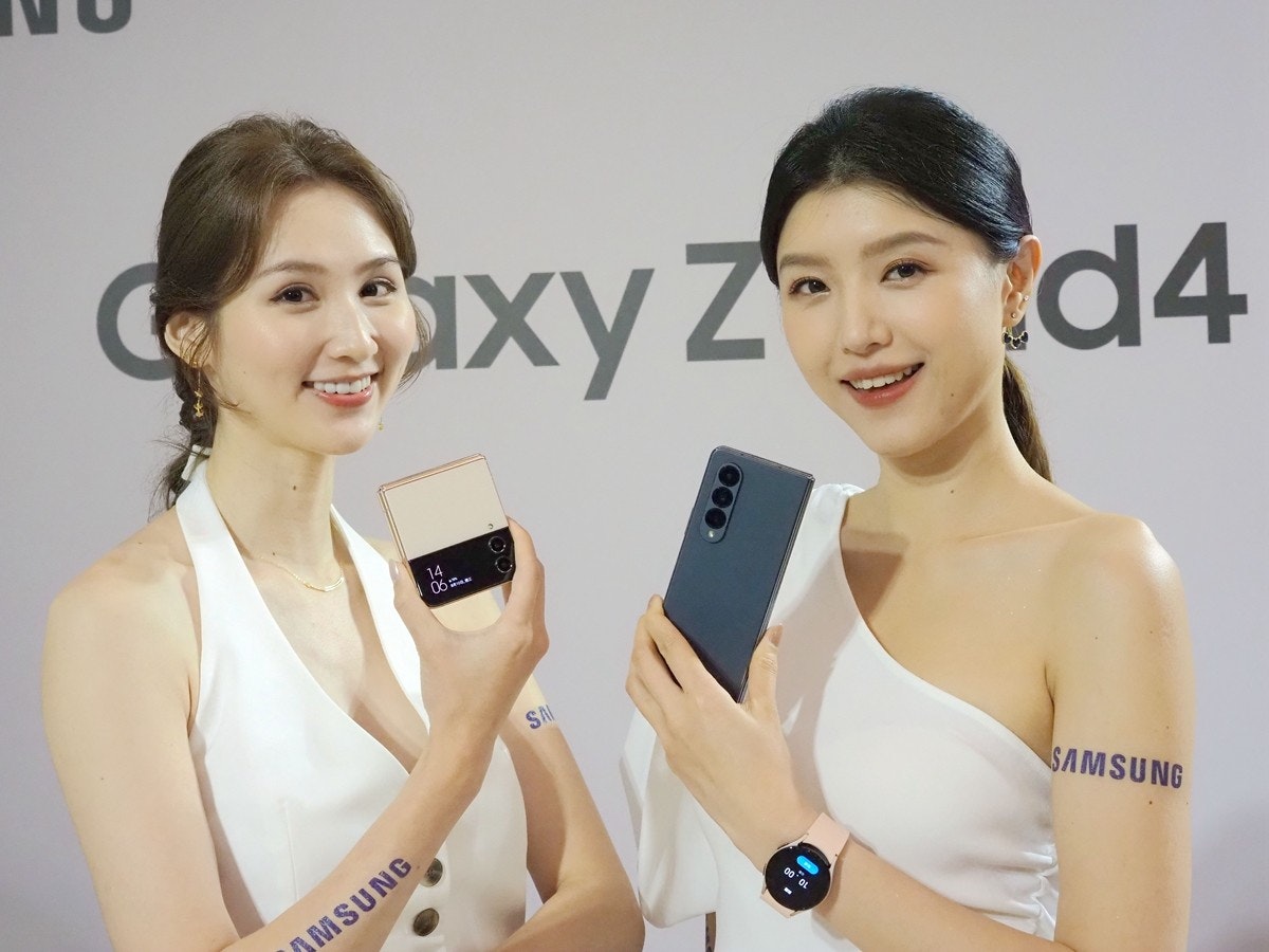 照片中提到了AMSUNG、xy Zd4、SAI,跟三星集團、三星集團有關,包含了美女、美人、電子產品