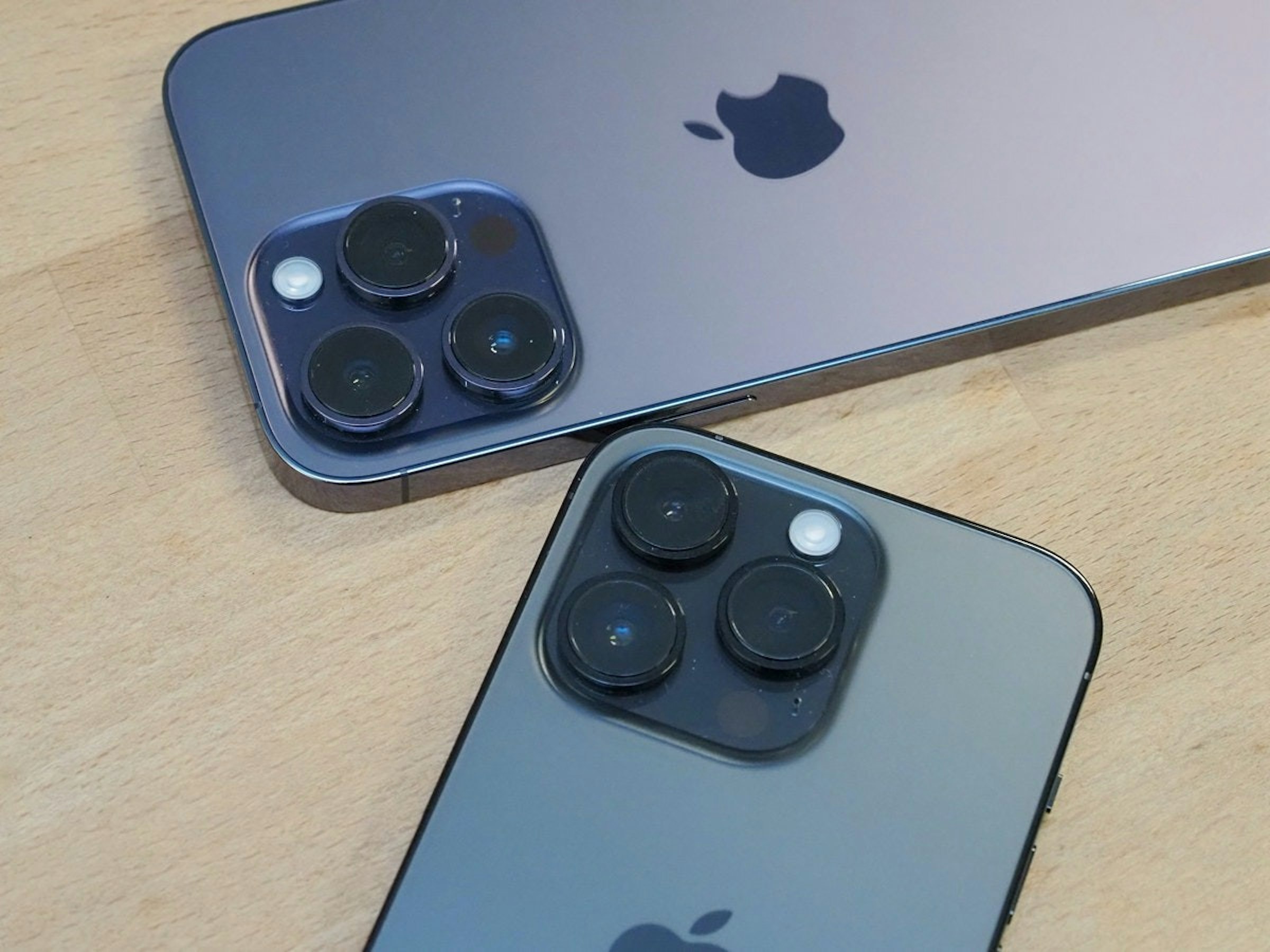 照片中跟的MacBook有關，包含了遊戲控制器、蘋果、生產、的iOS、服務